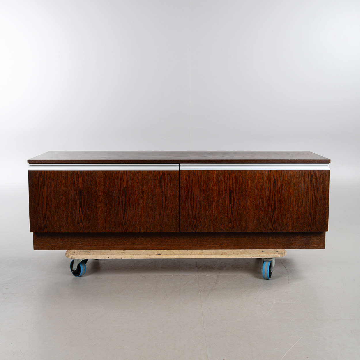 JAN OLE ERTZEID. Mediabänk, "Mambo", Bruksbo Tegnekontor, Bagn Møbelindustri, Norge, 1970-tal.