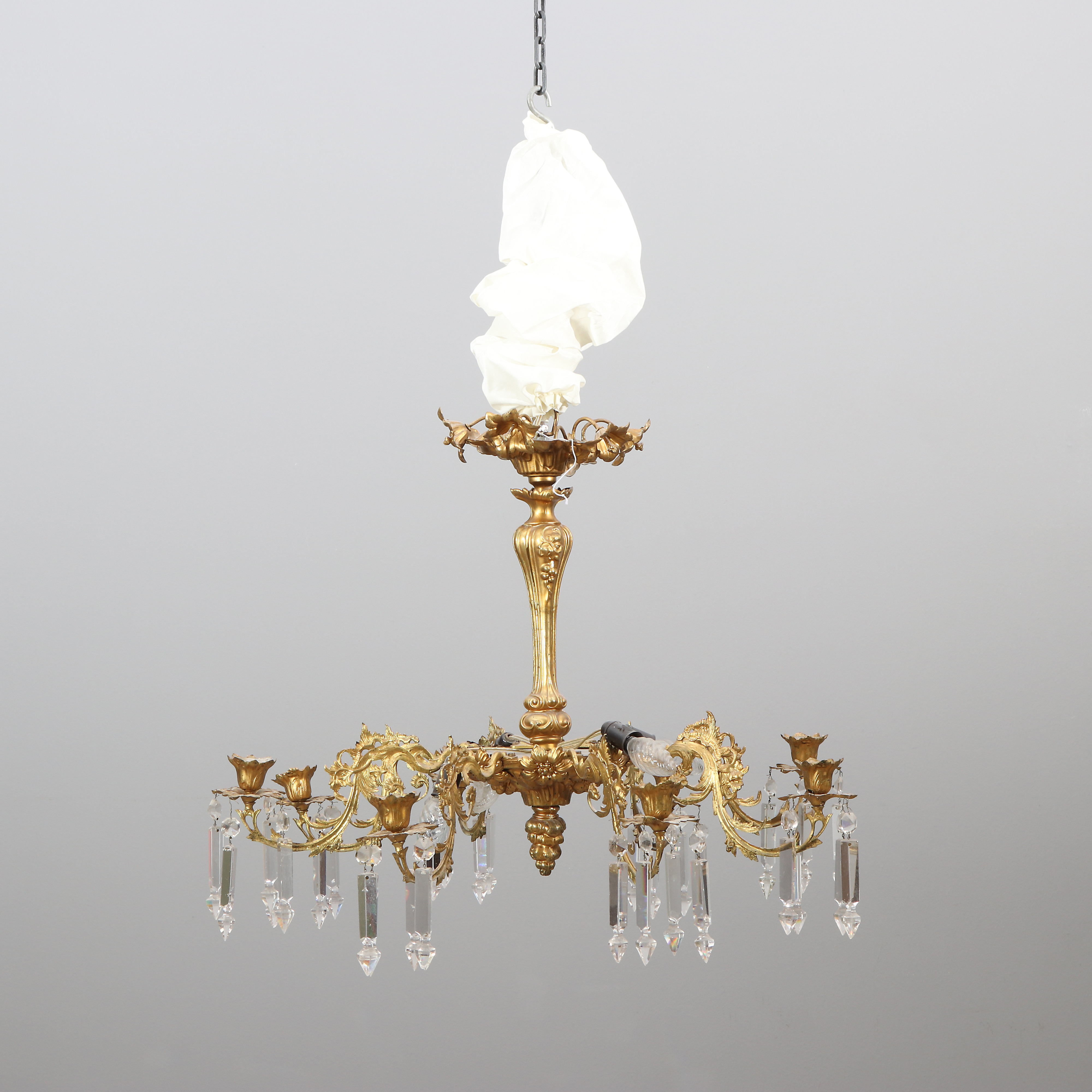 LJUSKRONA. Förgylld mässing med glasprismor. Nyrokoko, 1800-talets andra hälft.