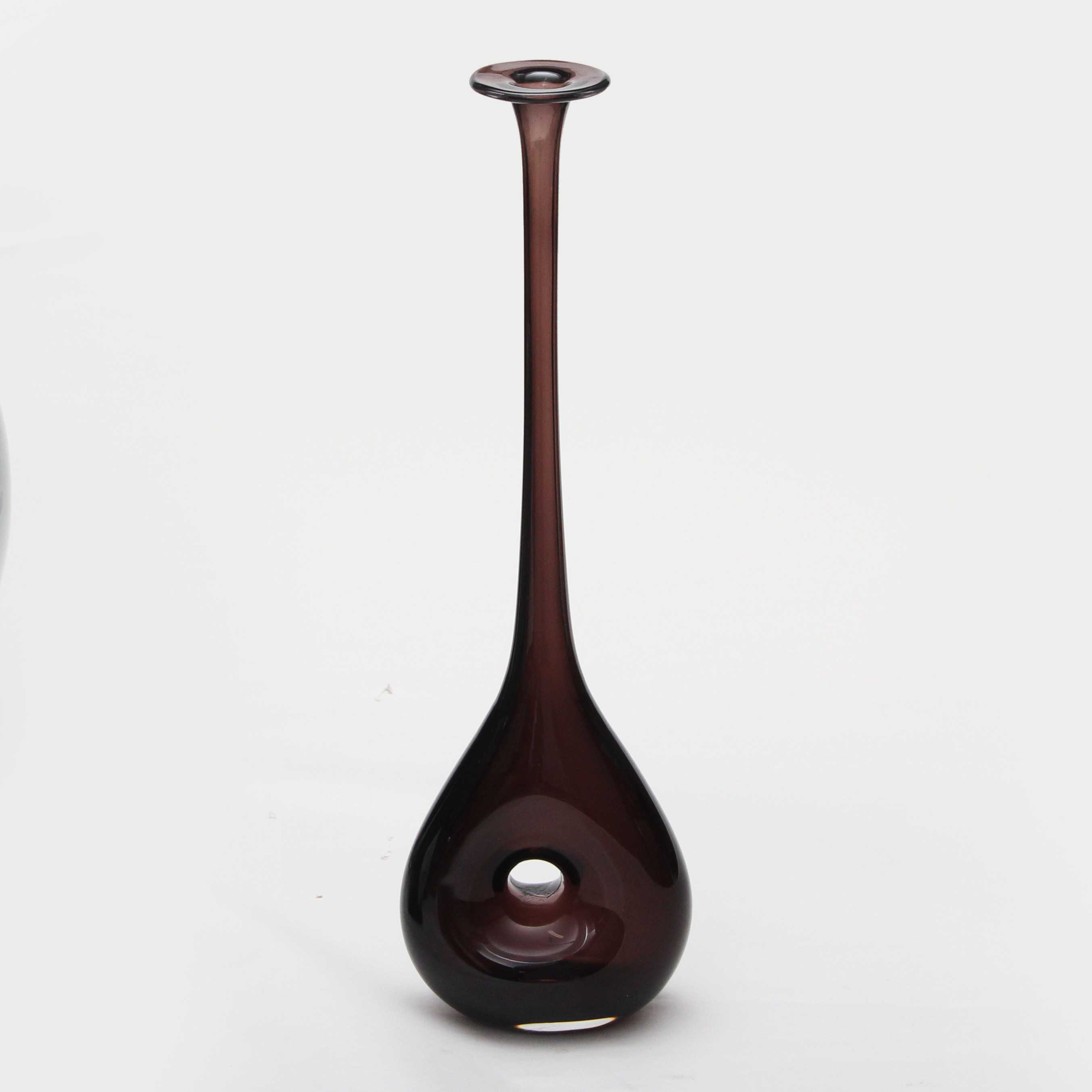 VICKE LINDSTRAND. VAS, glas, modellnr LH 1185, signerad.