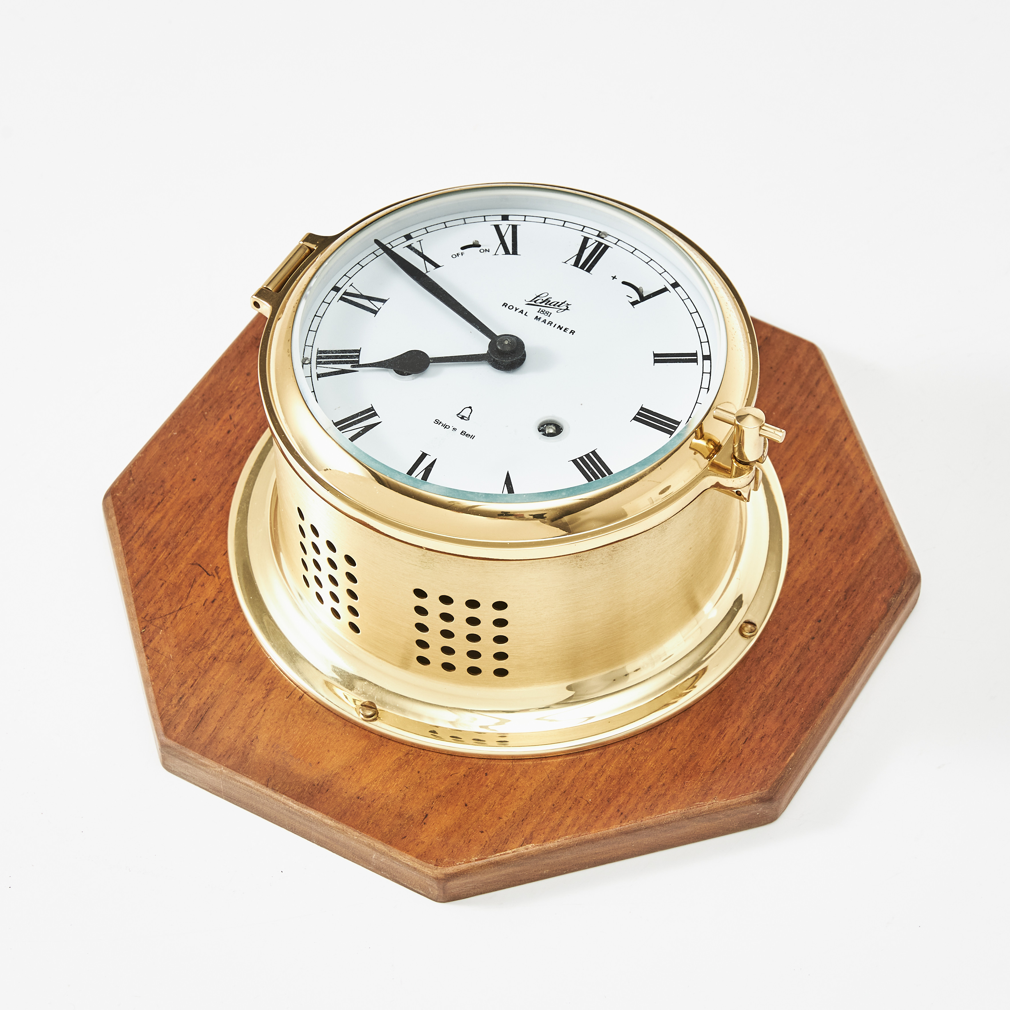 UR, Schatz Royal Mariner, fodral av mässing, monterad på oktagonal träplatta.