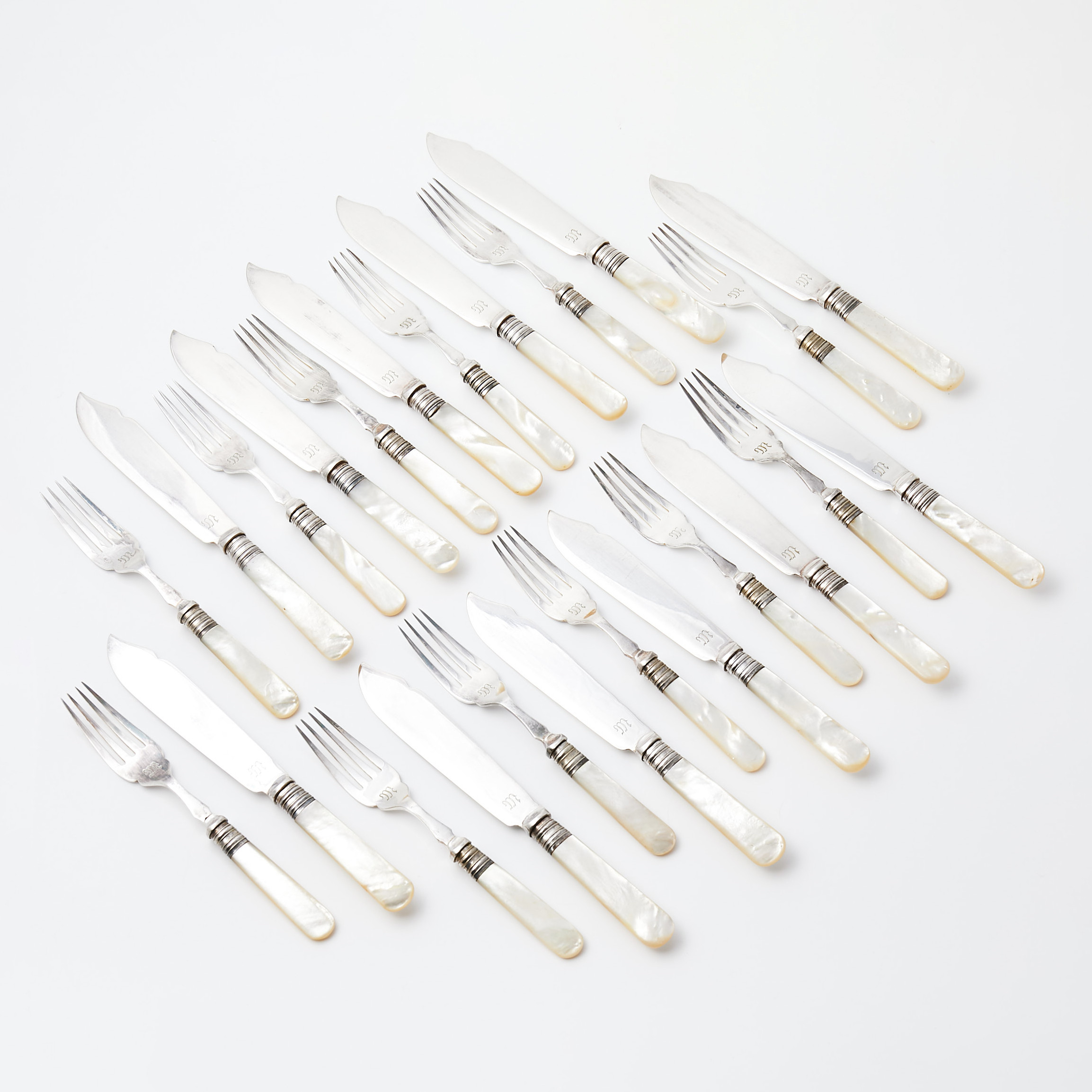 FISKBESTICK, 24 dlr, nysilver, skaft i pärlemor, etui, England.