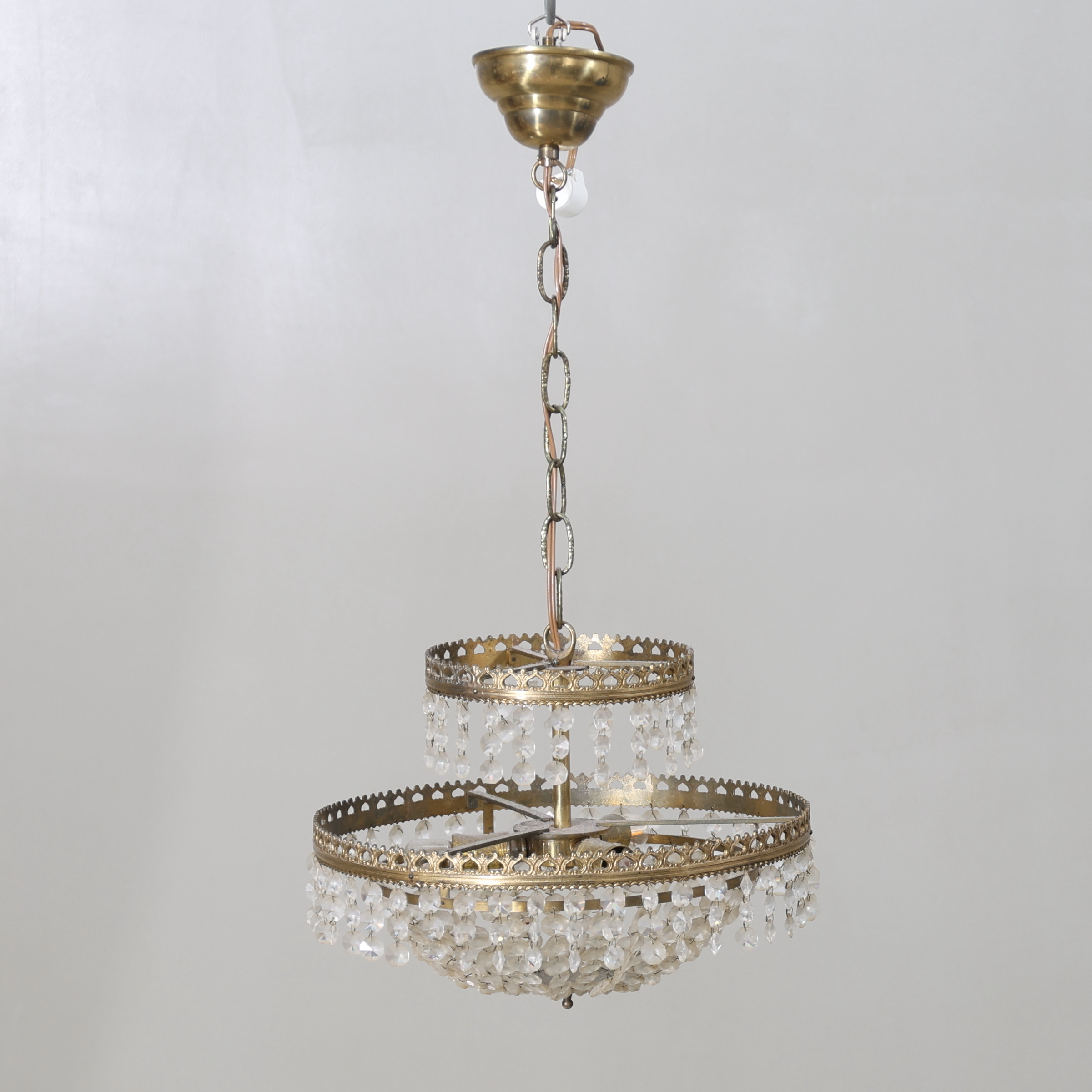 LJUSKRONA, metall, behängd med prismor, 1900-tal.