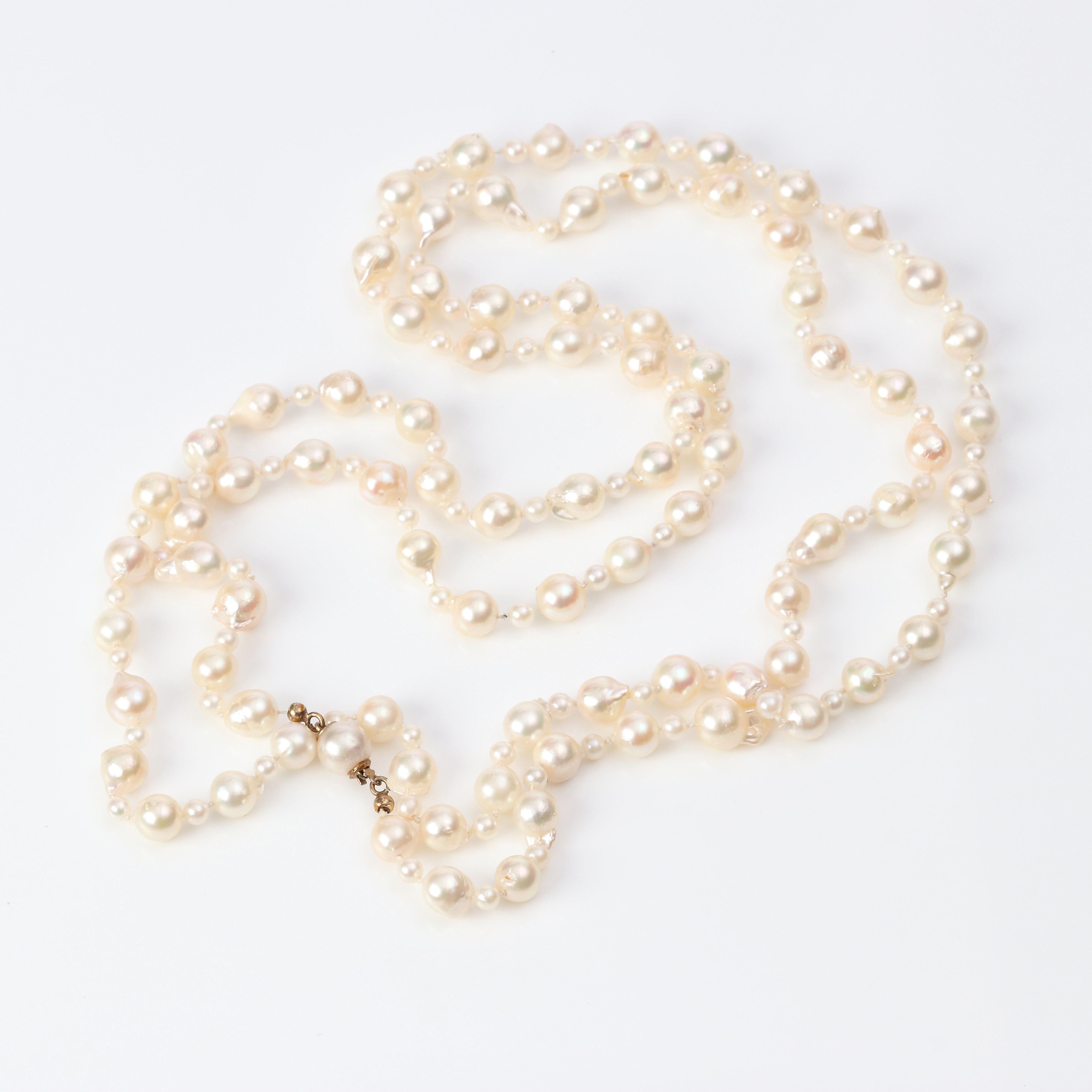 LÅNG PÄRLCOLLIER. Odlade pärlor med lås i förgyllt sterlingsilver.