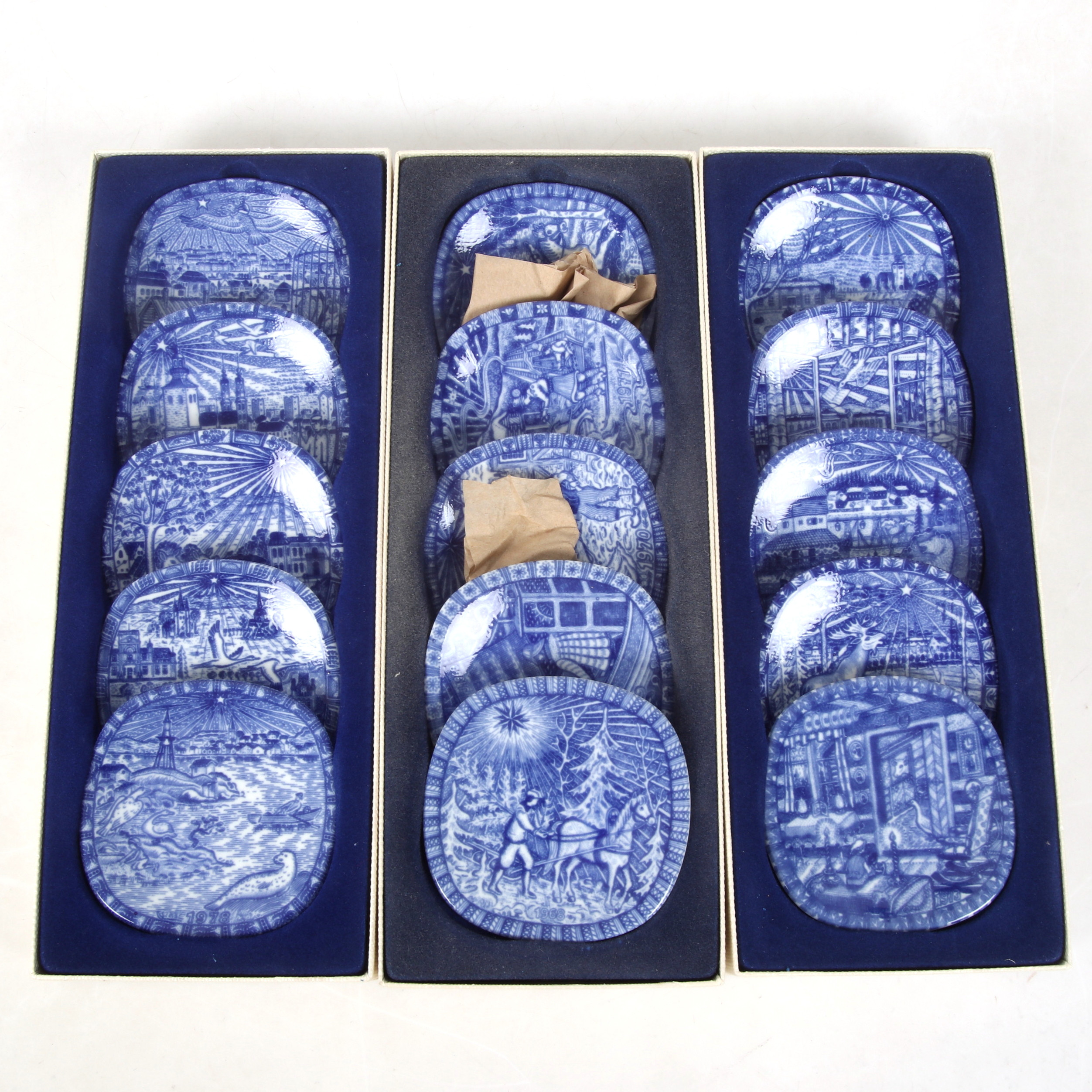 GUNNAR NYLUND. Miniatyrtallrikar, 15 st, porslin, "50 år med Rörstrand", Rörstrand.