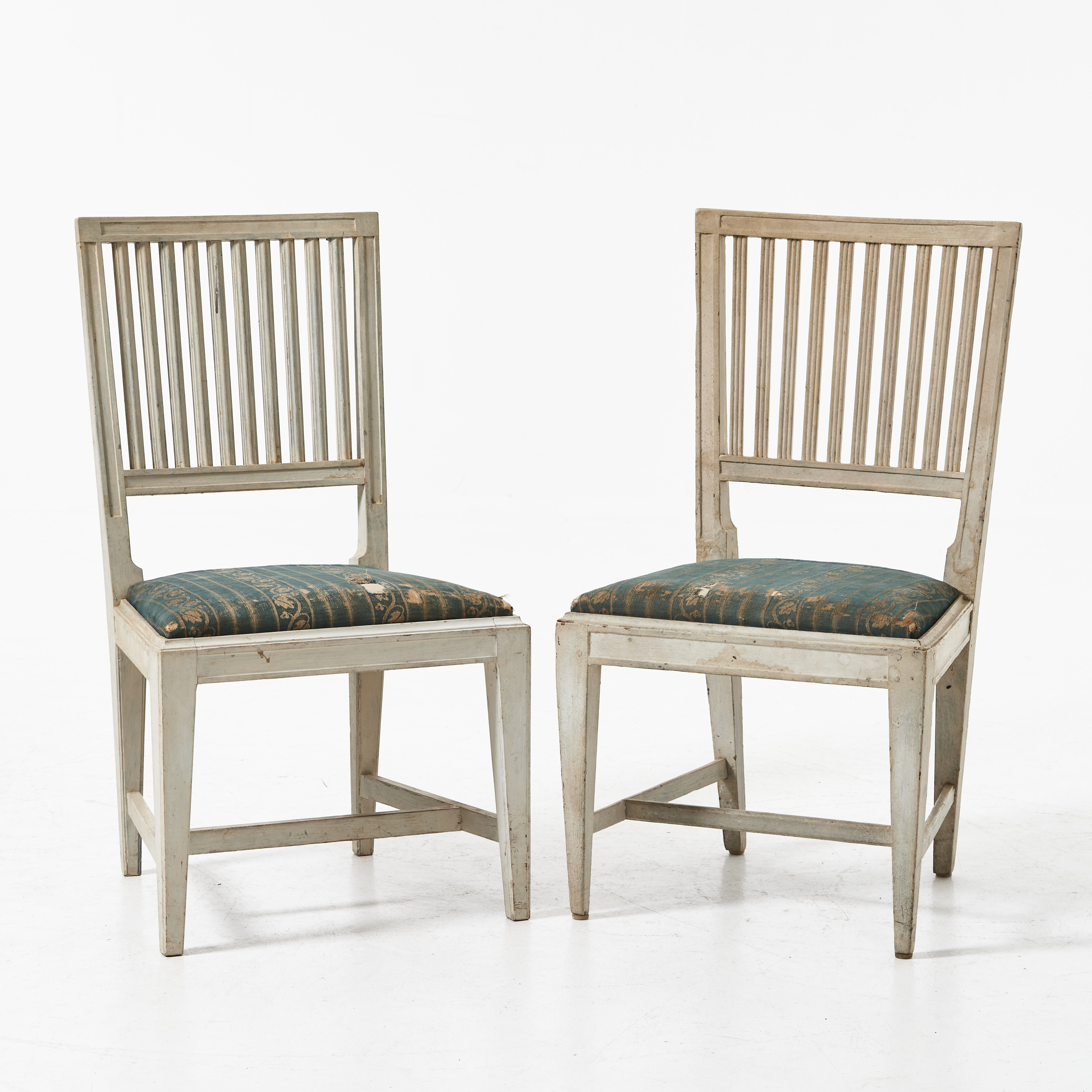 STOLAR, 2 st., bemålade, 18- och 1900-tal, gustaviansk stil, genombuten ryggbricka med spjälor.