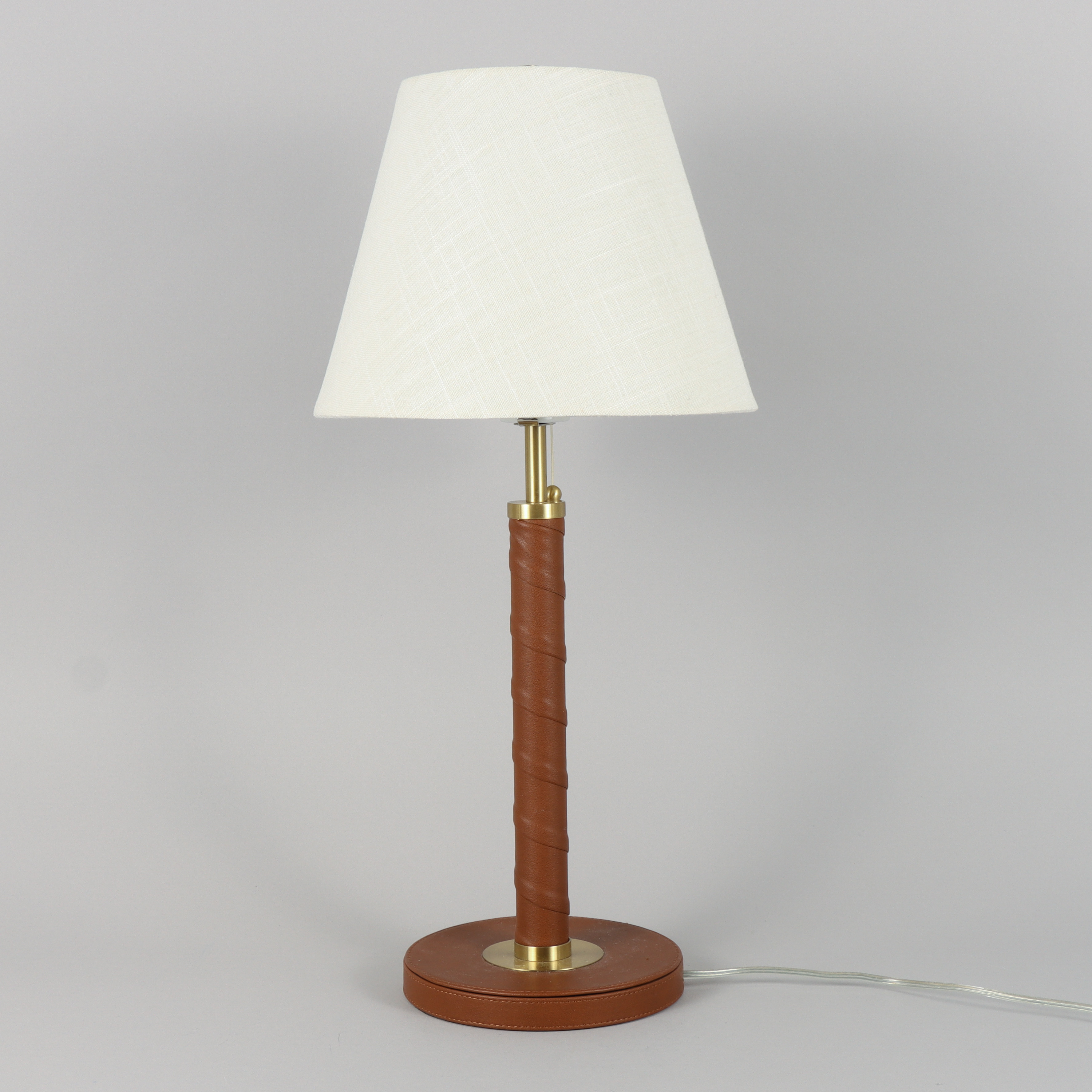 BORDSLAMPA Mio, läderklädd fot.