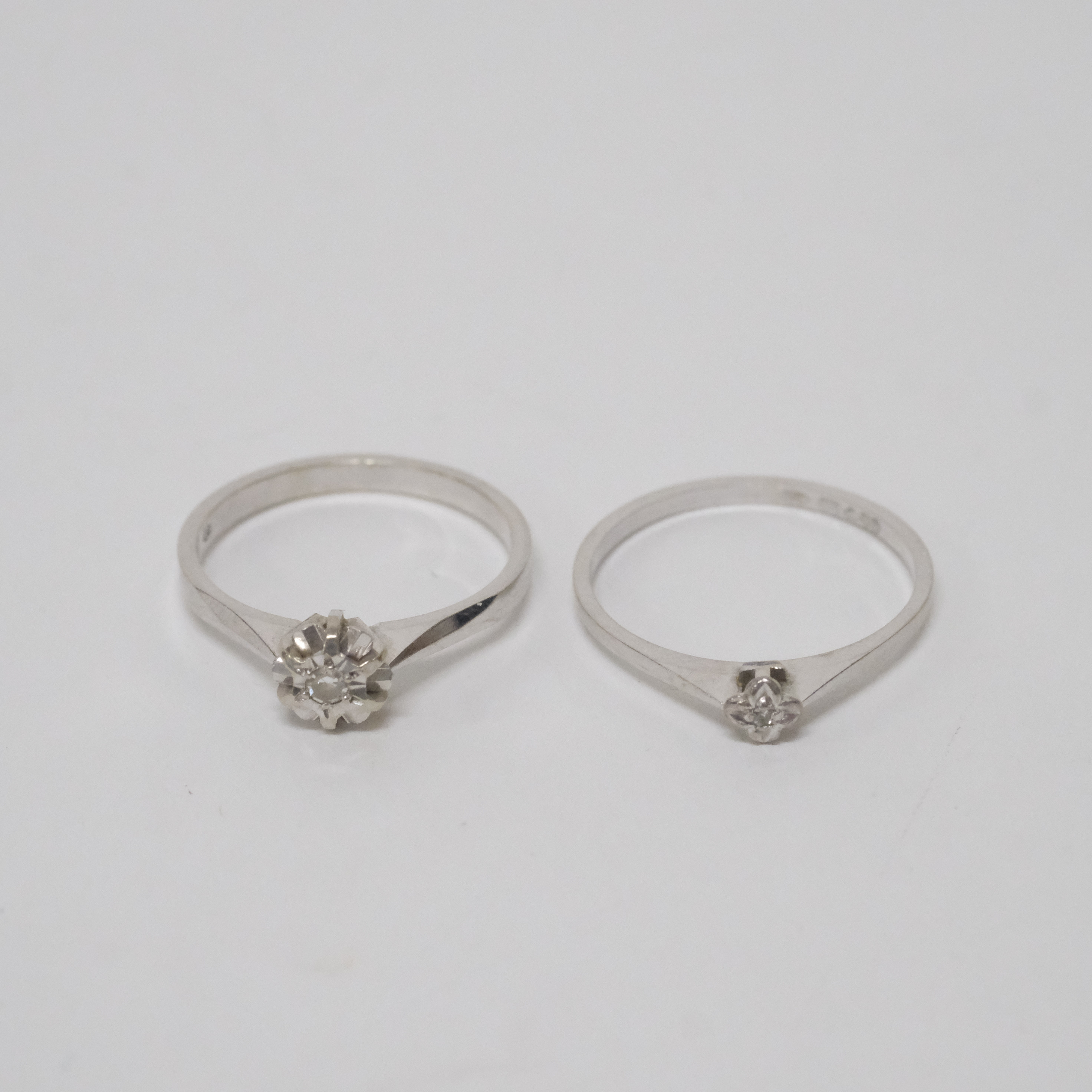 RING MED DIAMANTER, 18K VITGULD, TVÅ STYCKEN.