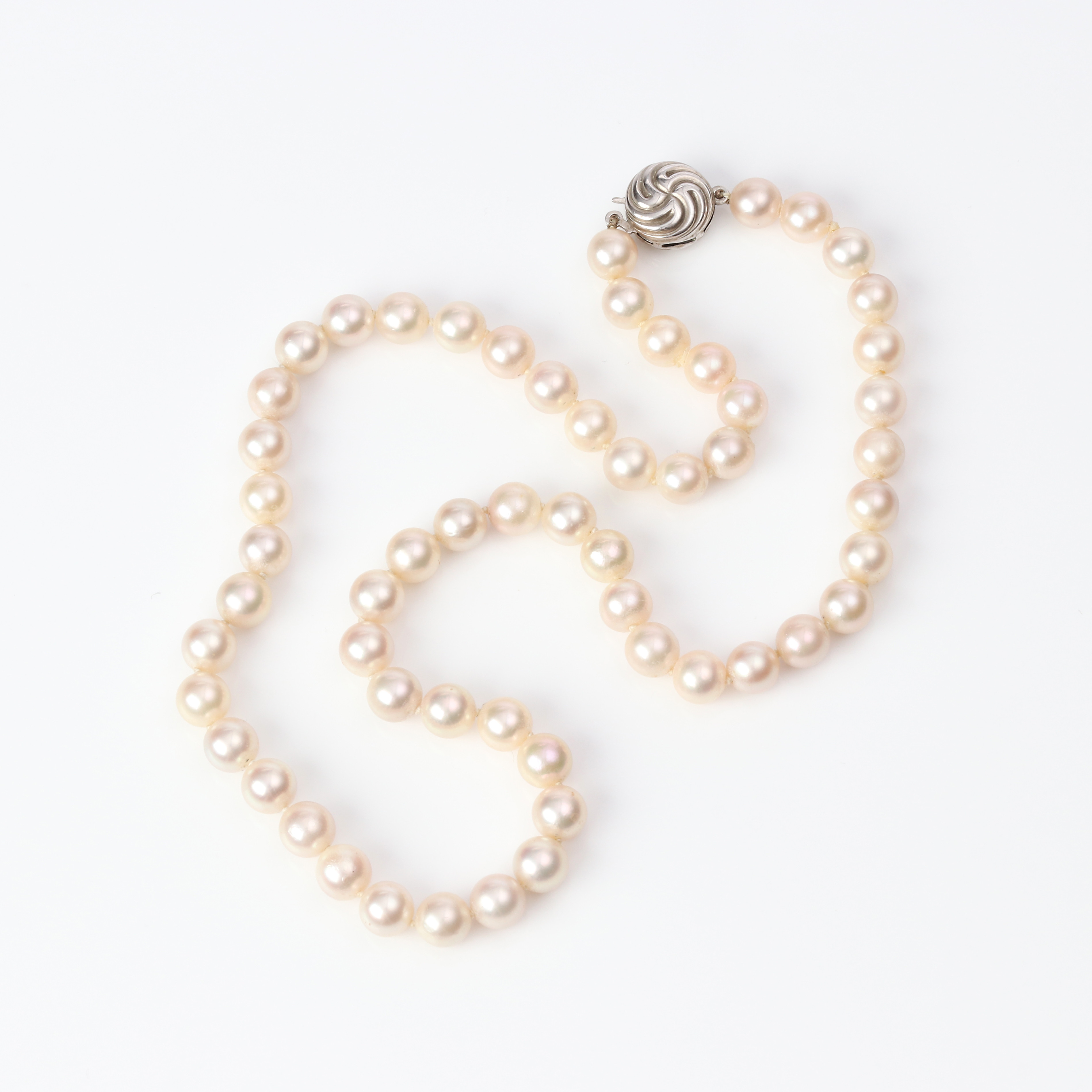 PÄRLCOLLIER. Odlade saltvattenspärlor, lås i sterlingsilver.