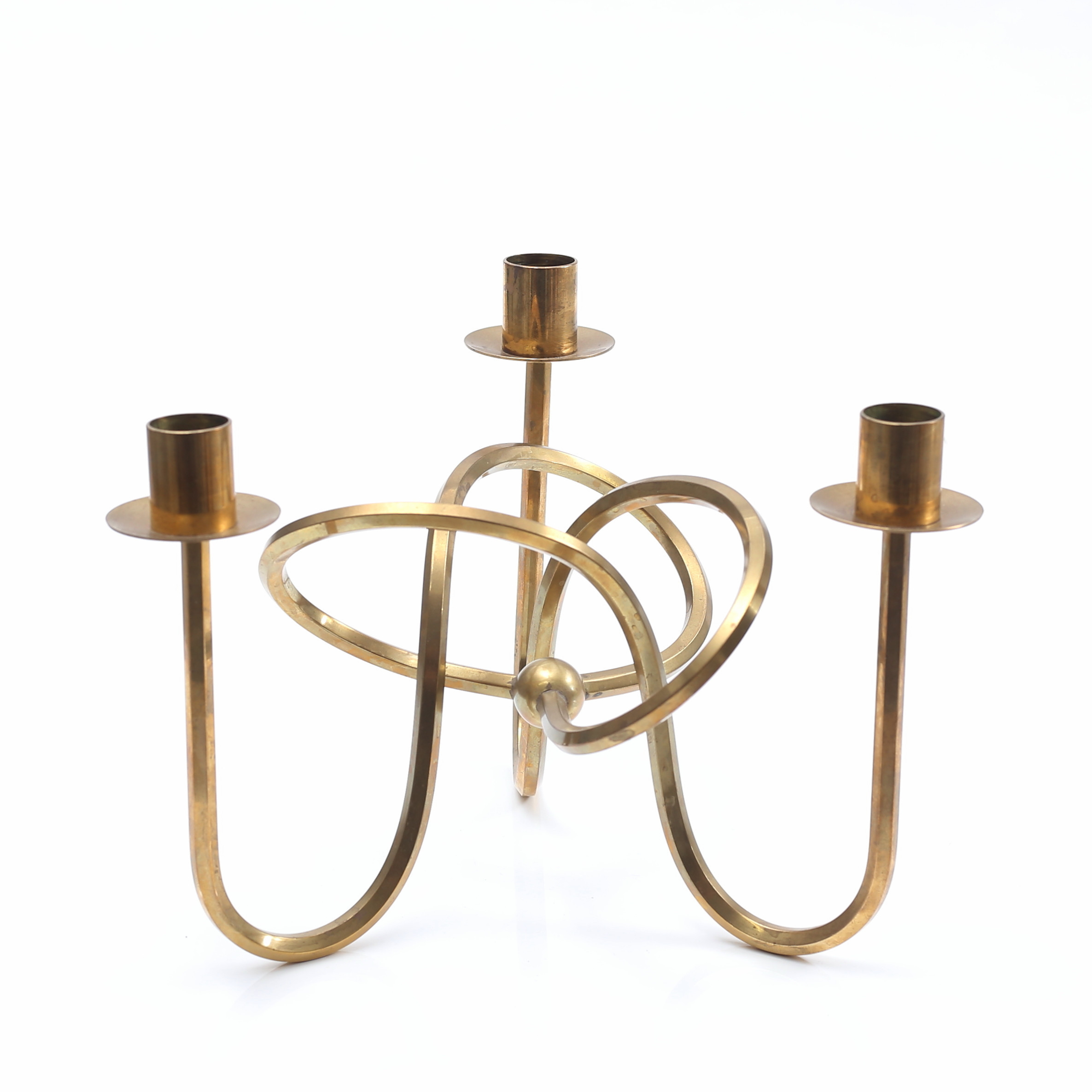 JOSEF FRANK. "Vänskapsknuten", ljusstake, mässing, Firma Svenskt Tenn, formgiven 1938, för tre ljus.