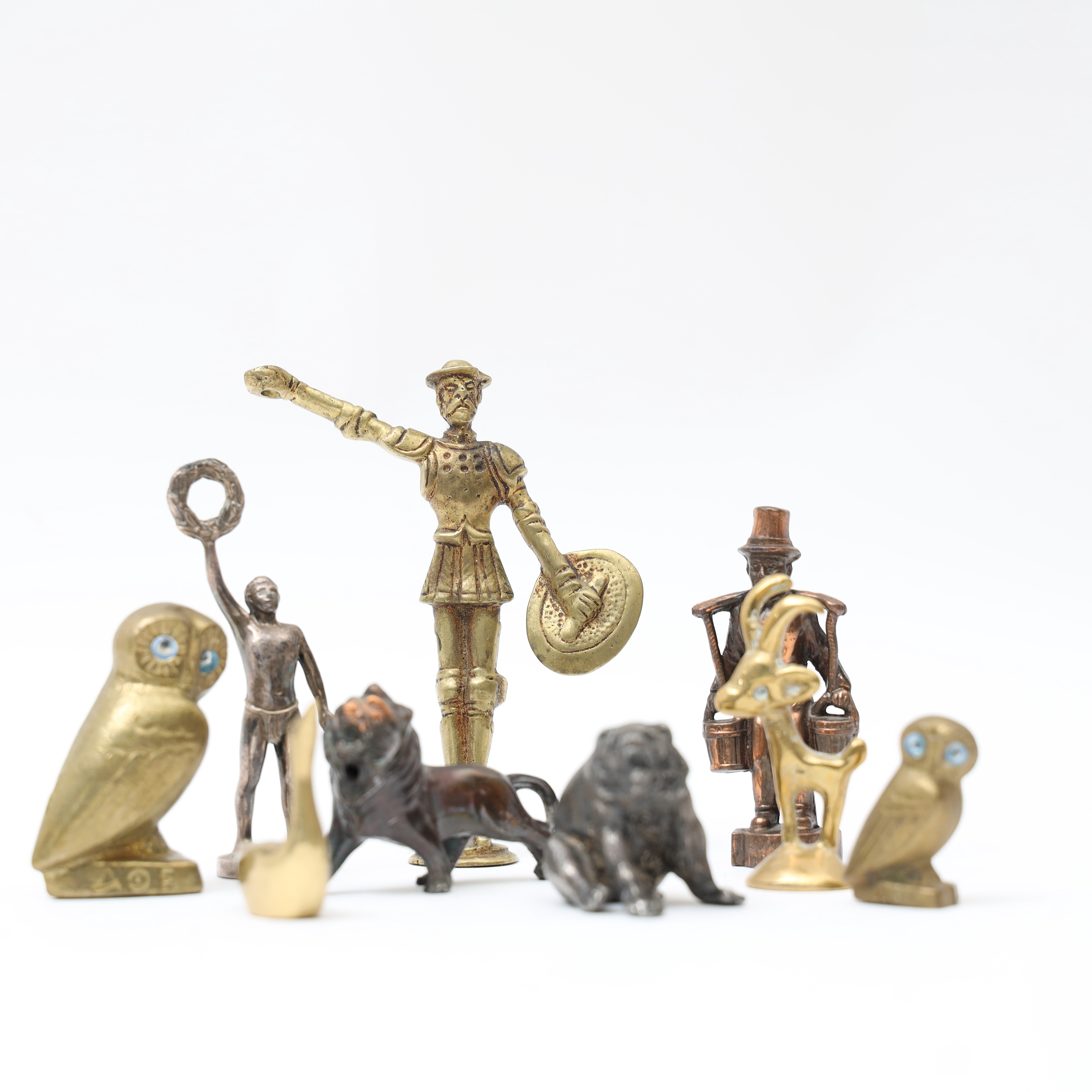 SKULPTURER, 9st, mässing och patinerad metall.