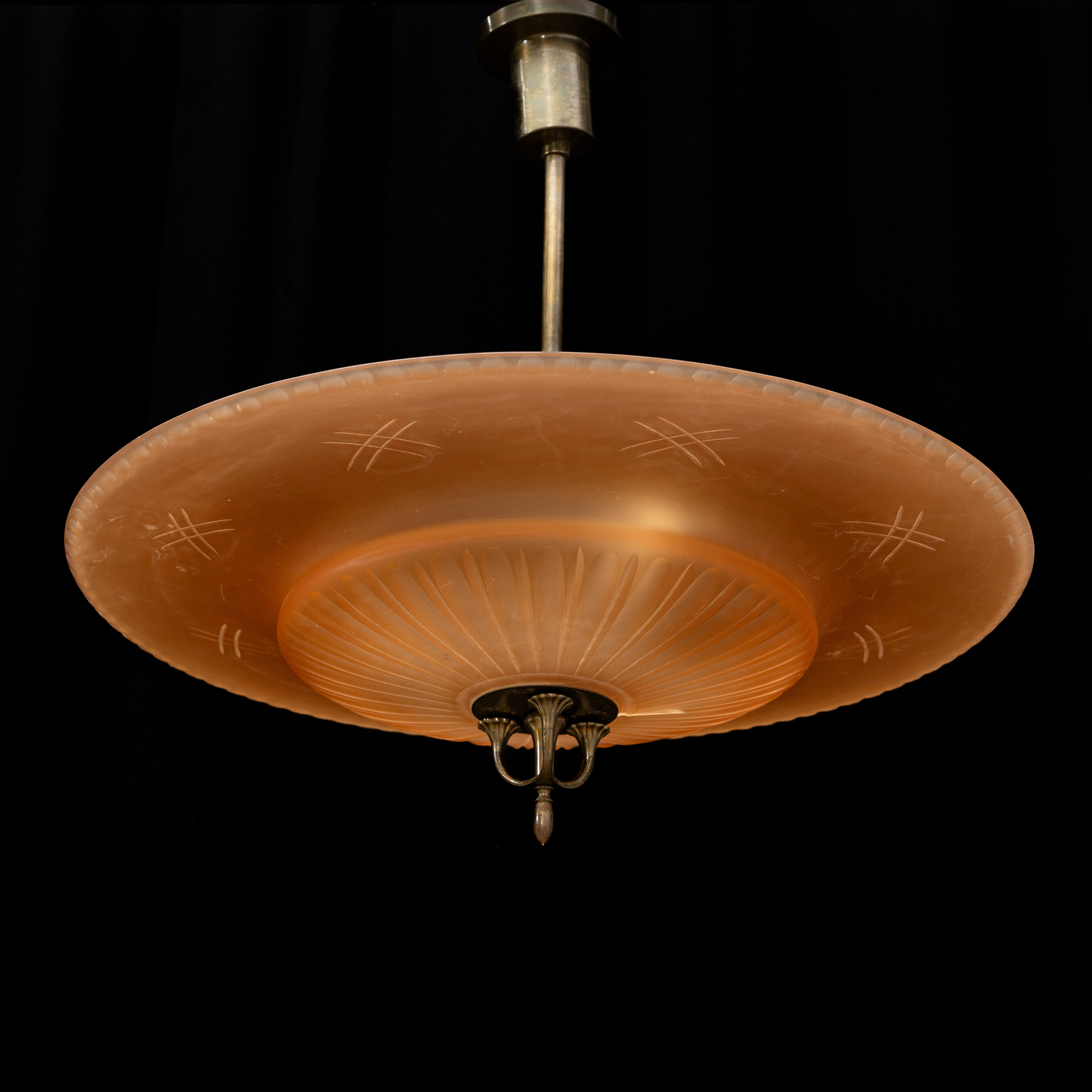 HARALD NOTINI. Taklampa, Arvid Böhlmarks Lampfabrik, Swedish Grace, skärm i havannafärgat glas, mässing, 1920-tal.