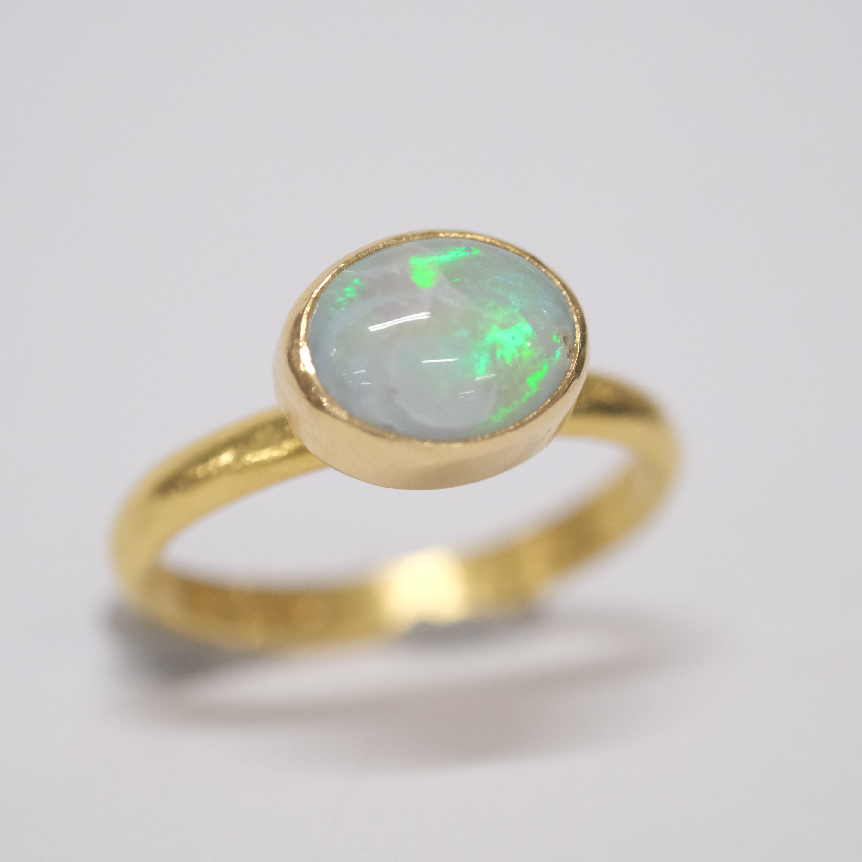 RING MED OPAL, 23K GULD.