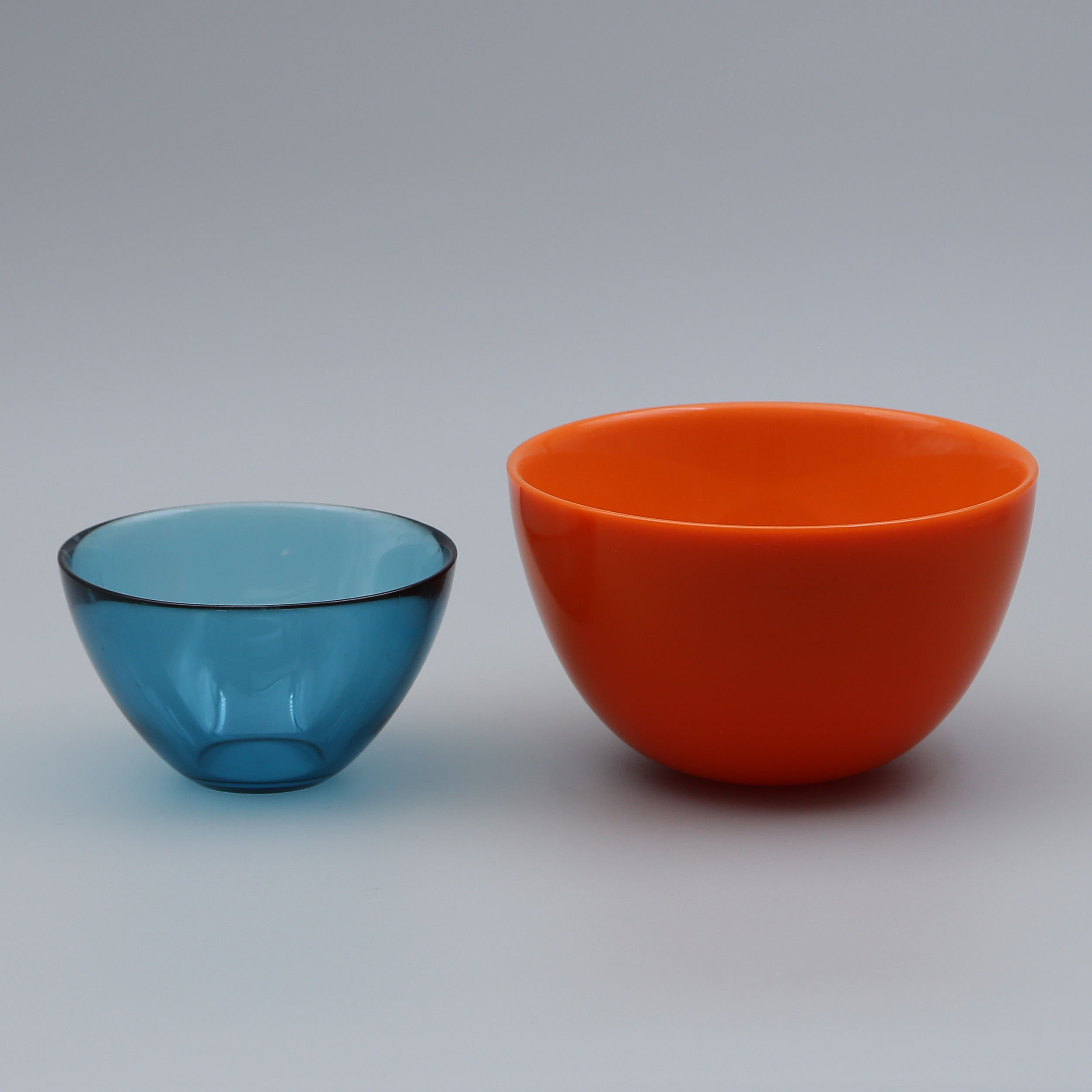 SVEN PALMQVIST. PARET SKÅLAR, FUGA, COLORA, ORREFORS, BLÅ SAMT ORANGE, 1900-TAL.