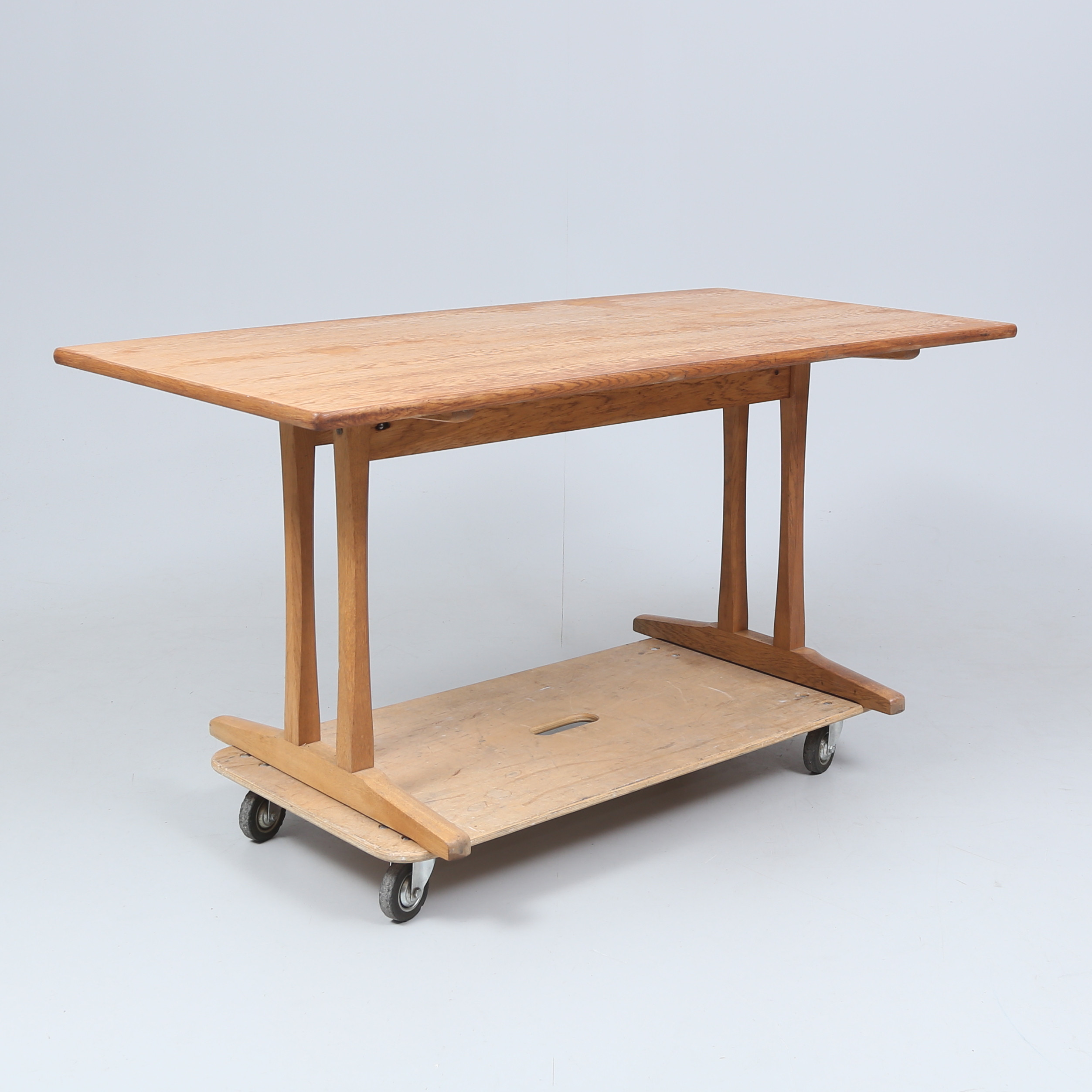 BØRGE MOGENSEN. Matbord, ek, brännmärkt, FDB, Danmark.