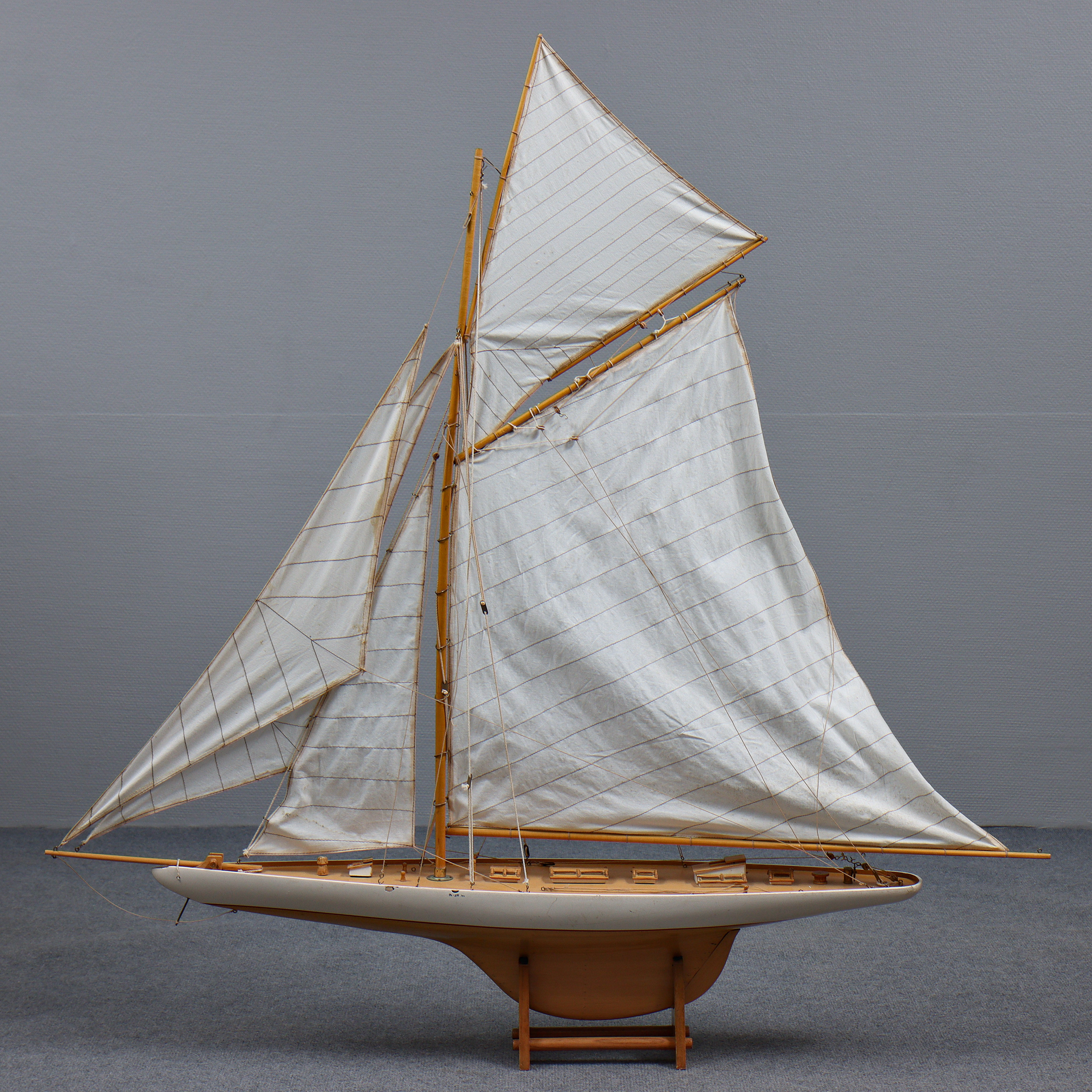 MODELLBÅT "SEGELBÅT" (117cm).