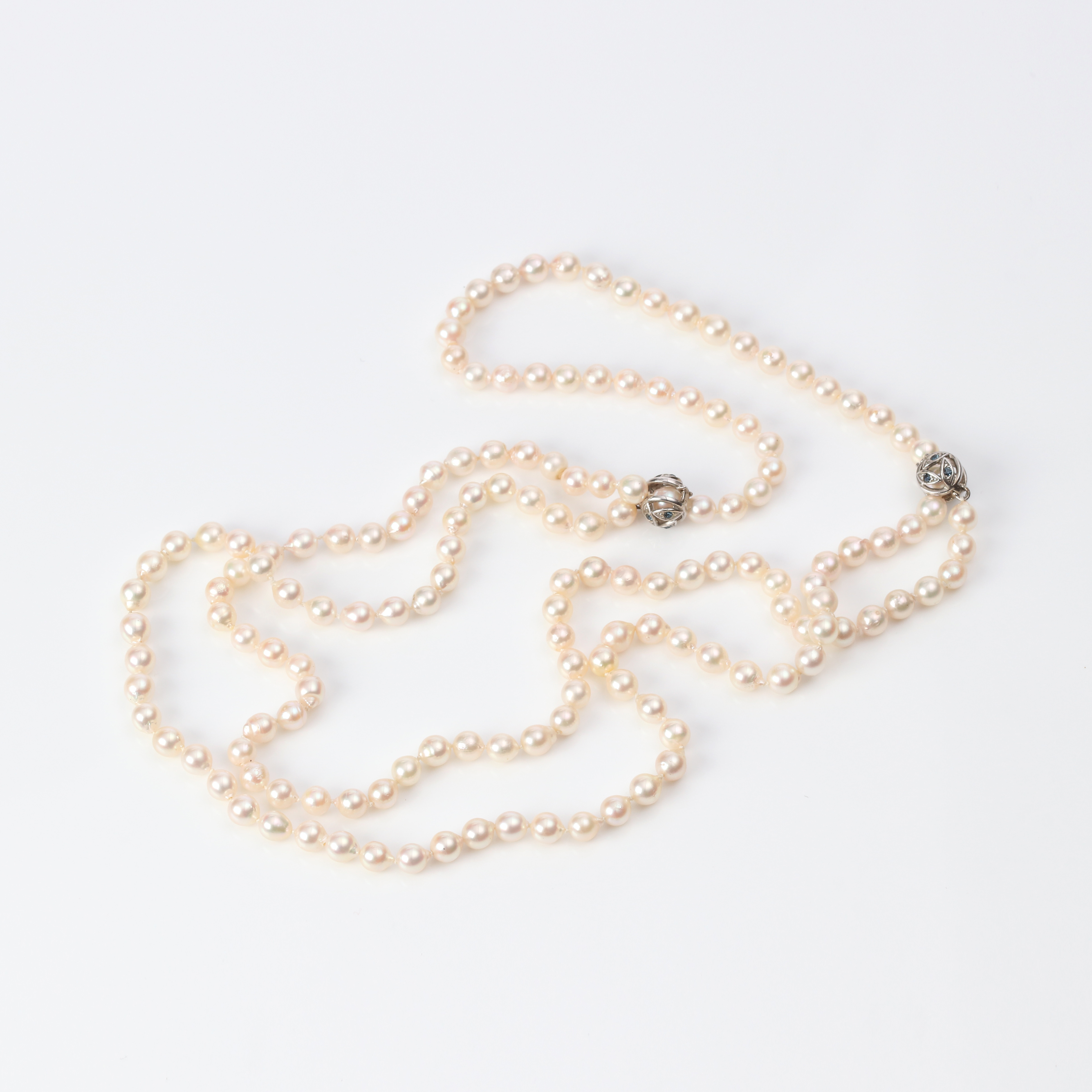 LÅNG PÄRLCOLLIER. Odlade pärlor och sterlingsilver.
