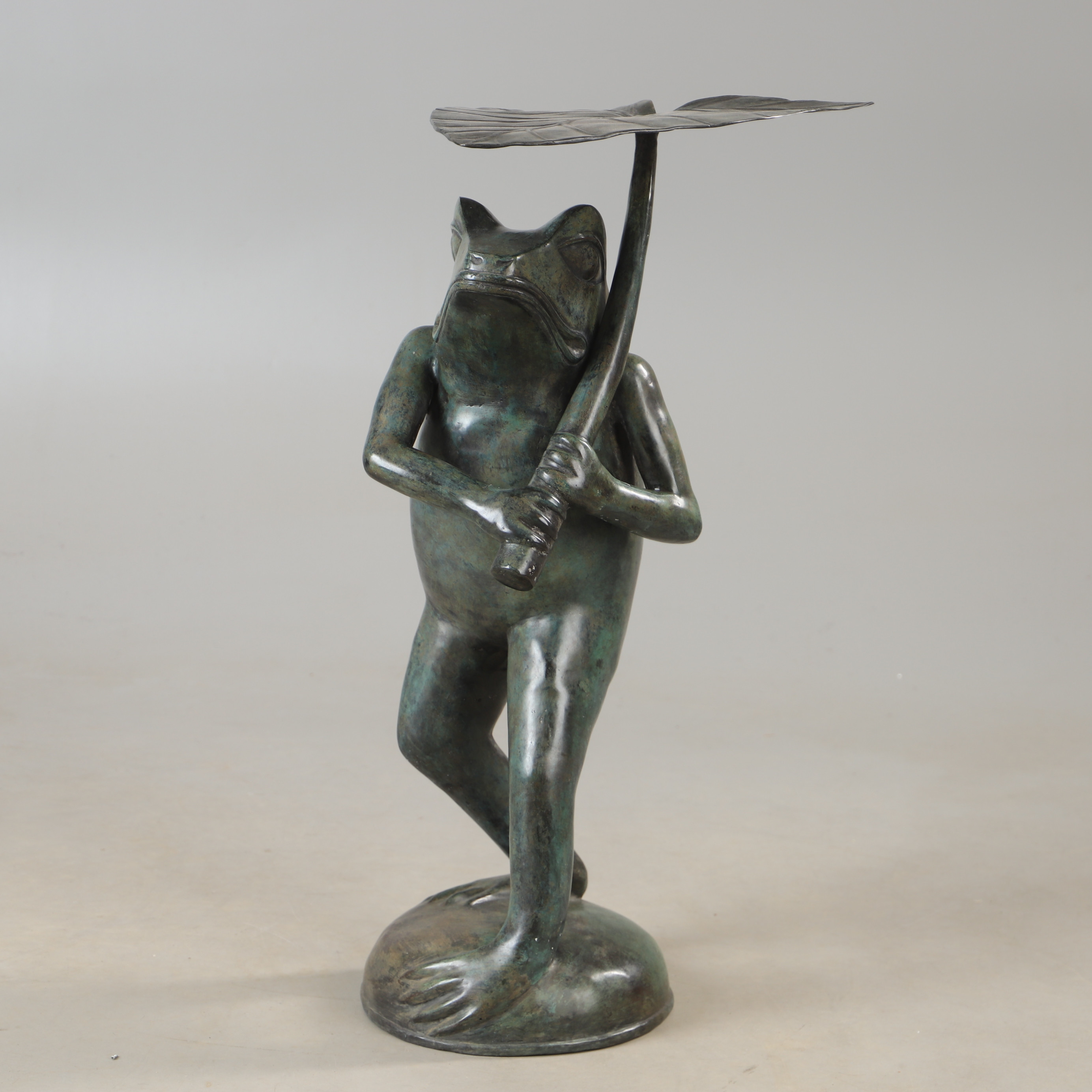 TRÄDGÅRDSSKULPTUR, groda med näckrosblad, patinerad metall. Art People Gallery.