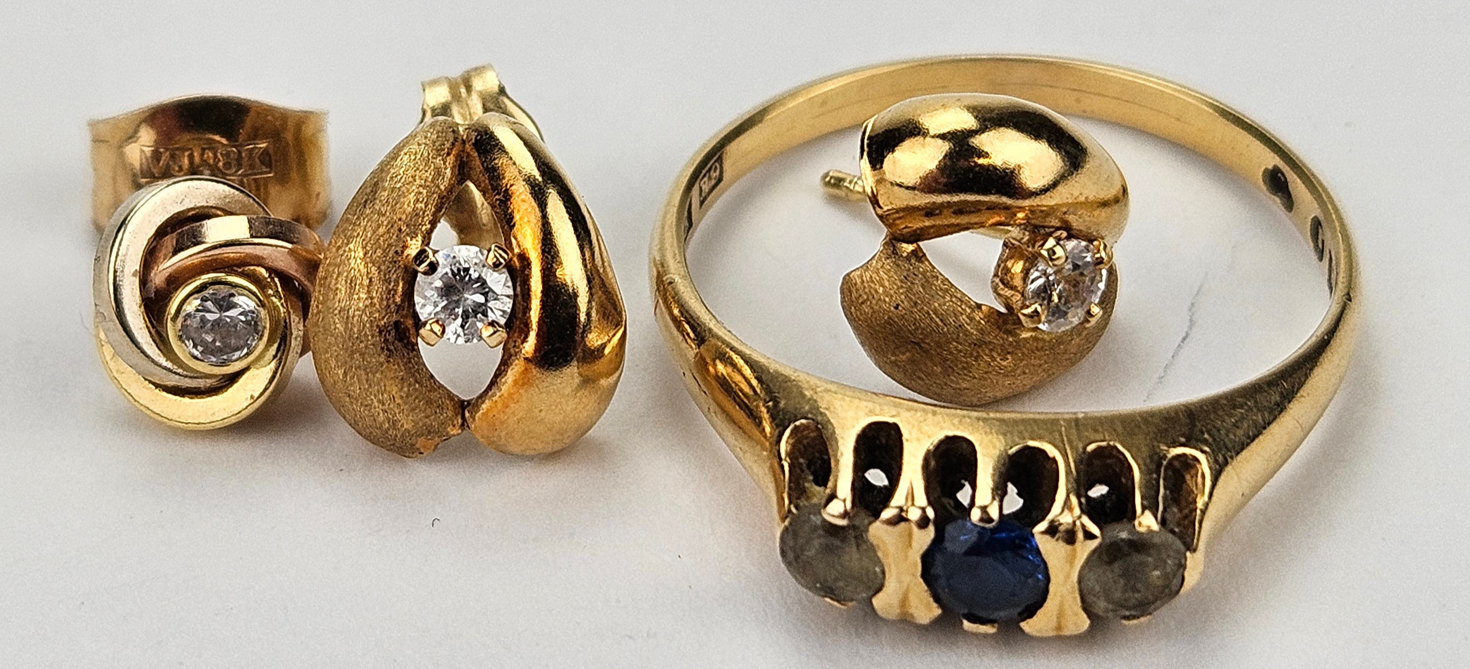 RING OCH ÖRHÄNGEN, 3 delar, guld, 18K, total vikt ca. 4,3 gram.