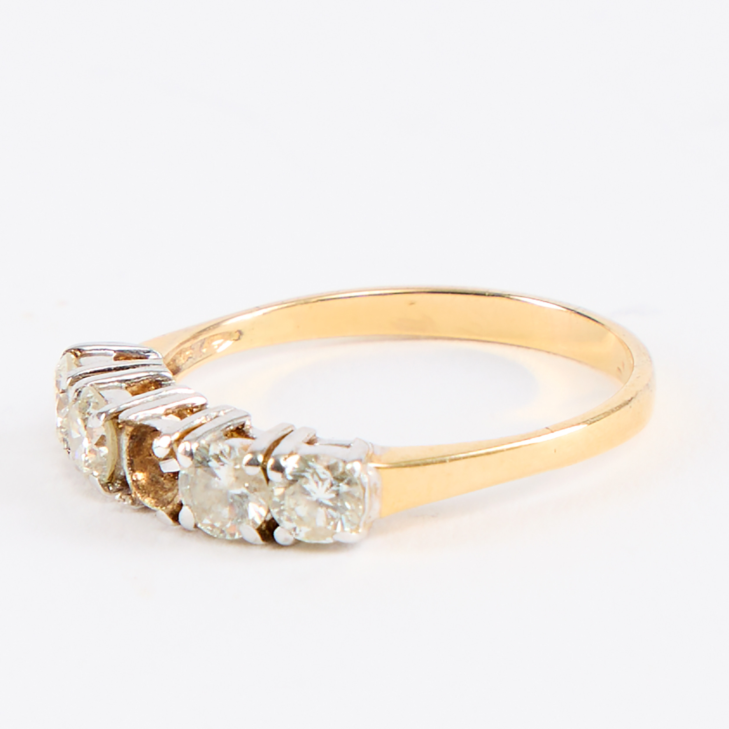 FEMSTENSRING, guld 18 med briljantslipade diamanter, totalt ca 0,5 ctv.