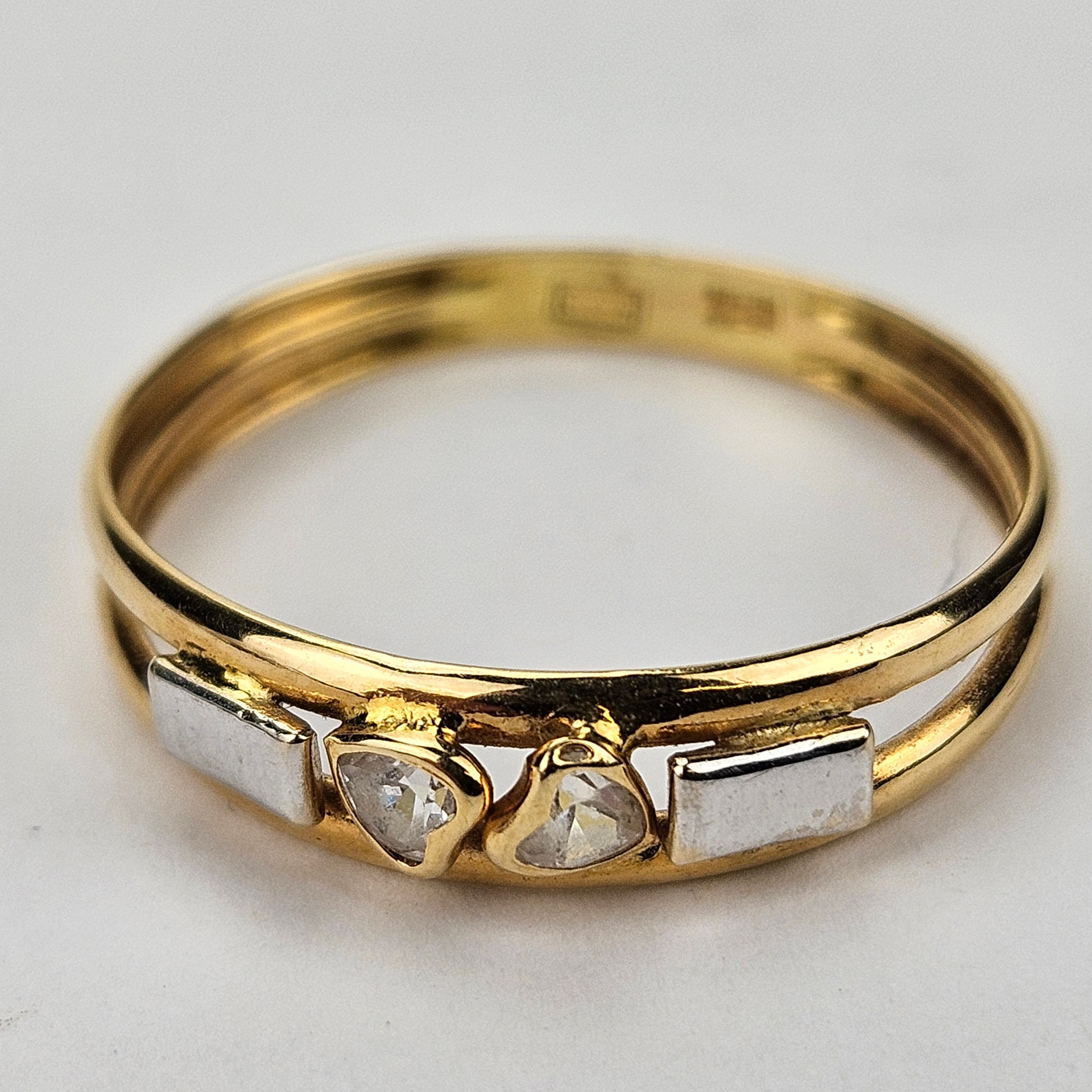 RING, guld och vitguld, 18K, med syntetiska stenar, GHA, total vikt ca. 1 gram.