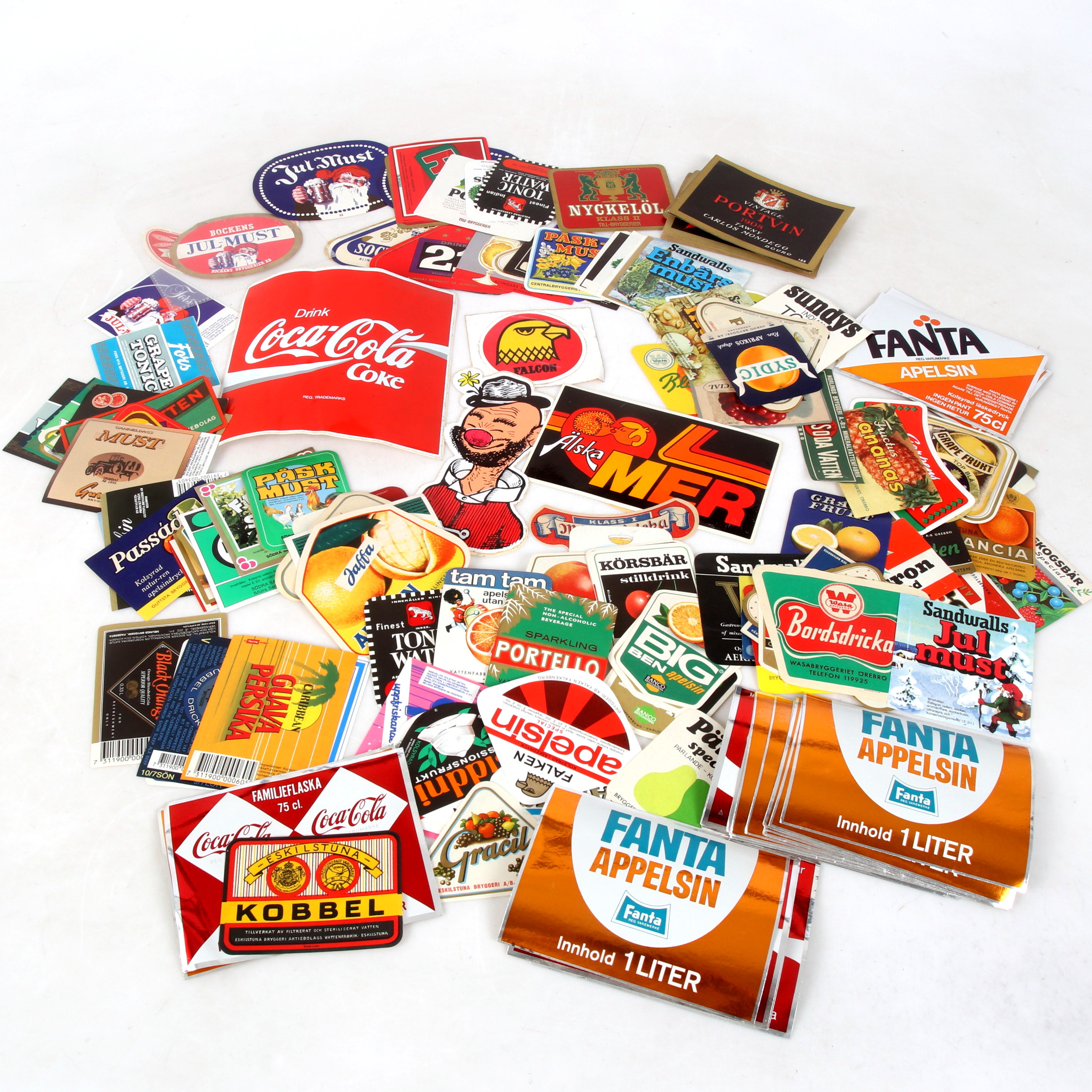 LÄSKETIKETTER och KLISTERMÄRKEN, samling. 1900-tal.