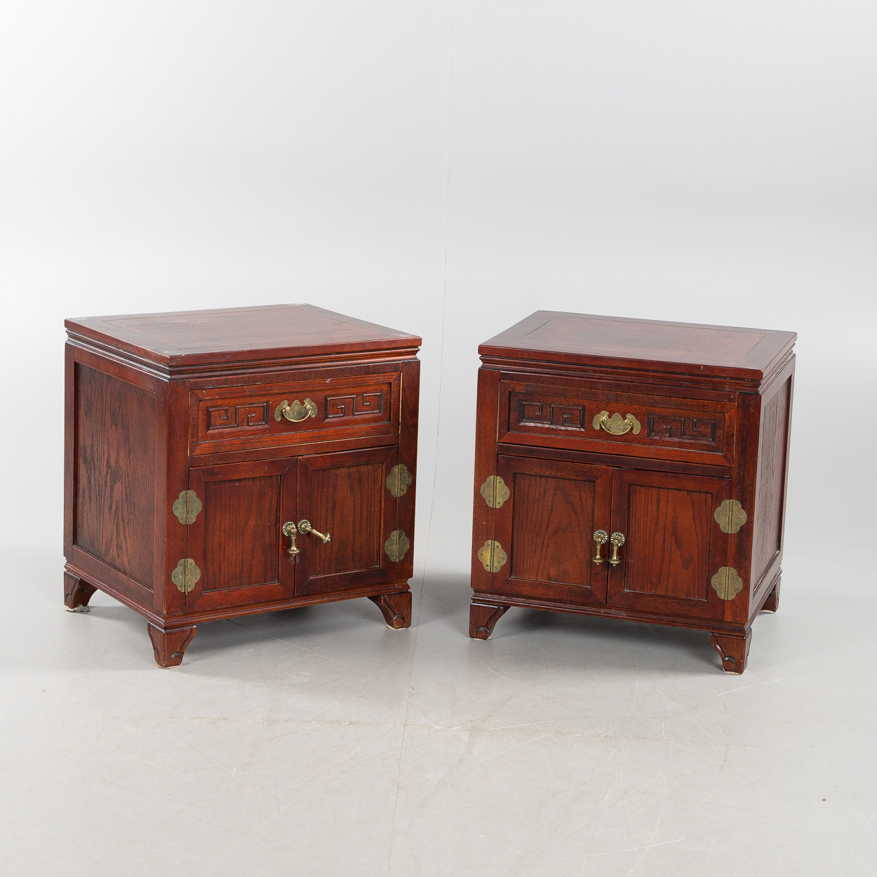 SÄNGBORD, ett par, asiatisk stil, 1900-talets senare del.