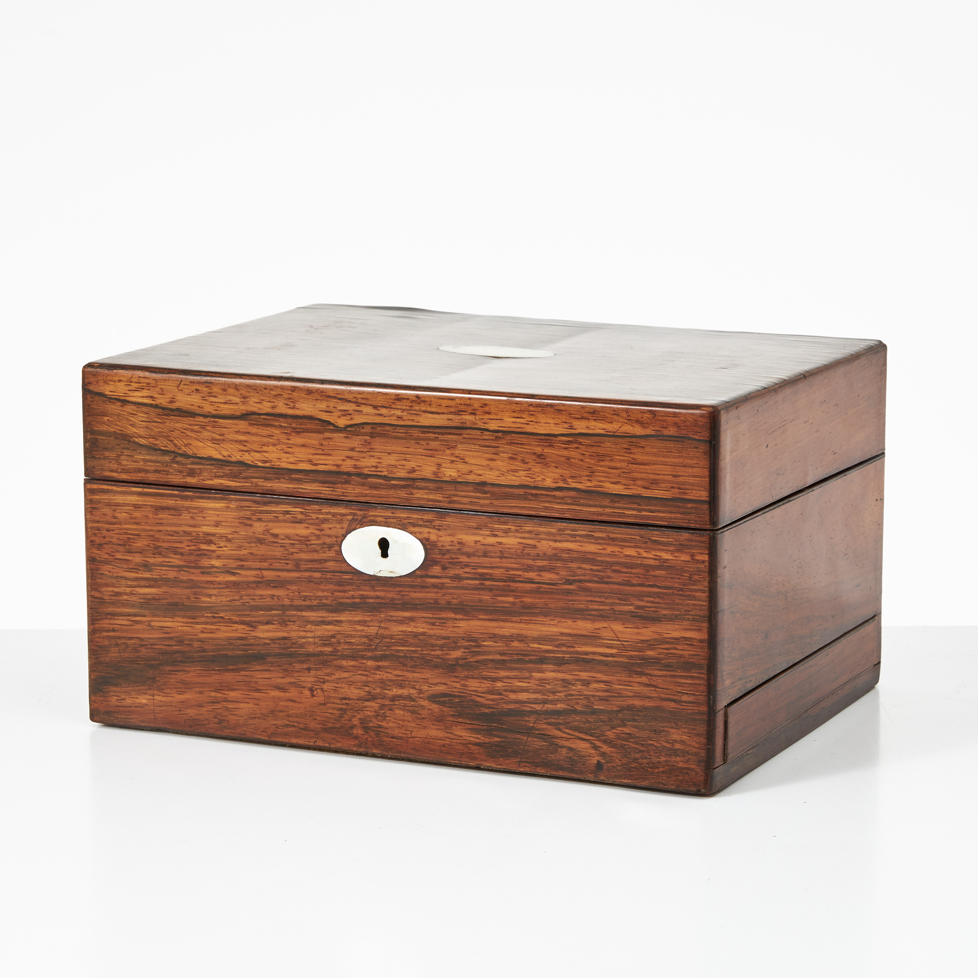 SKRIN, 1800-talets slut, palisander, detaljer i pärlemo, inredd med lådor och lönnfack.