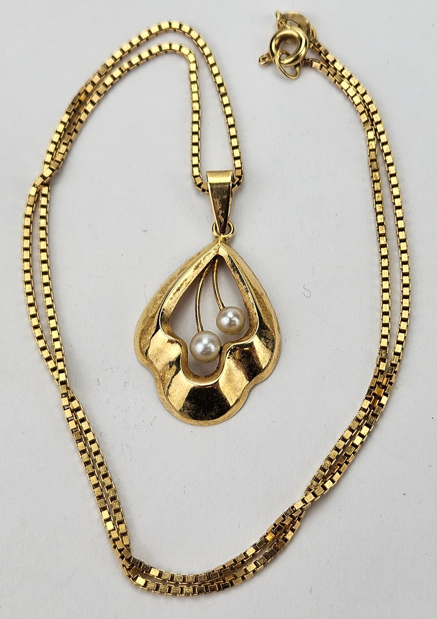 HALSKEDJA MED HÄNGE, guld, 18K, hänge med pärlor, sannolikt skalpärlor, total vikt ca. 5,8 gram.