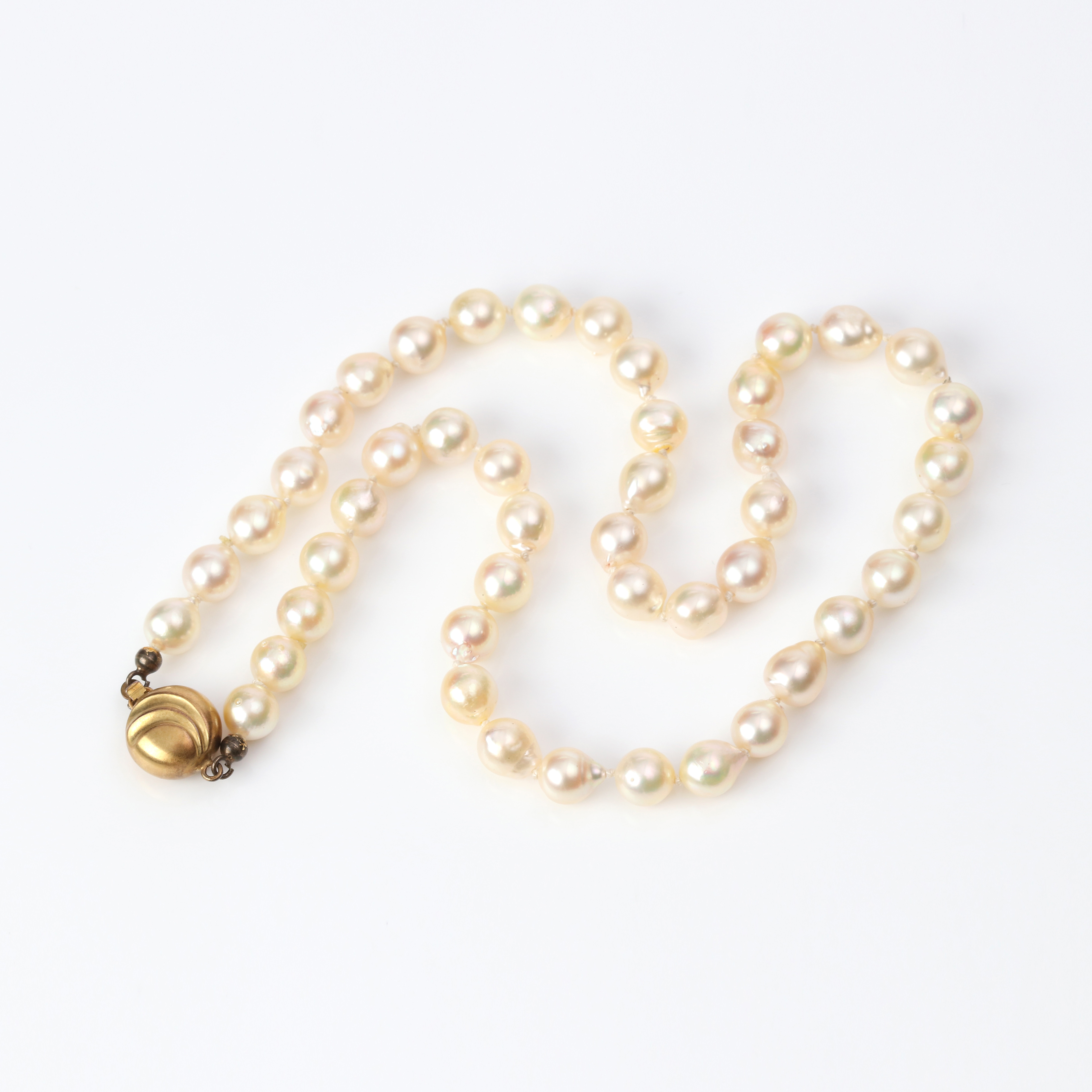 PÄRLCOLLIER. Odlade pärlor med lås i 18k guld.