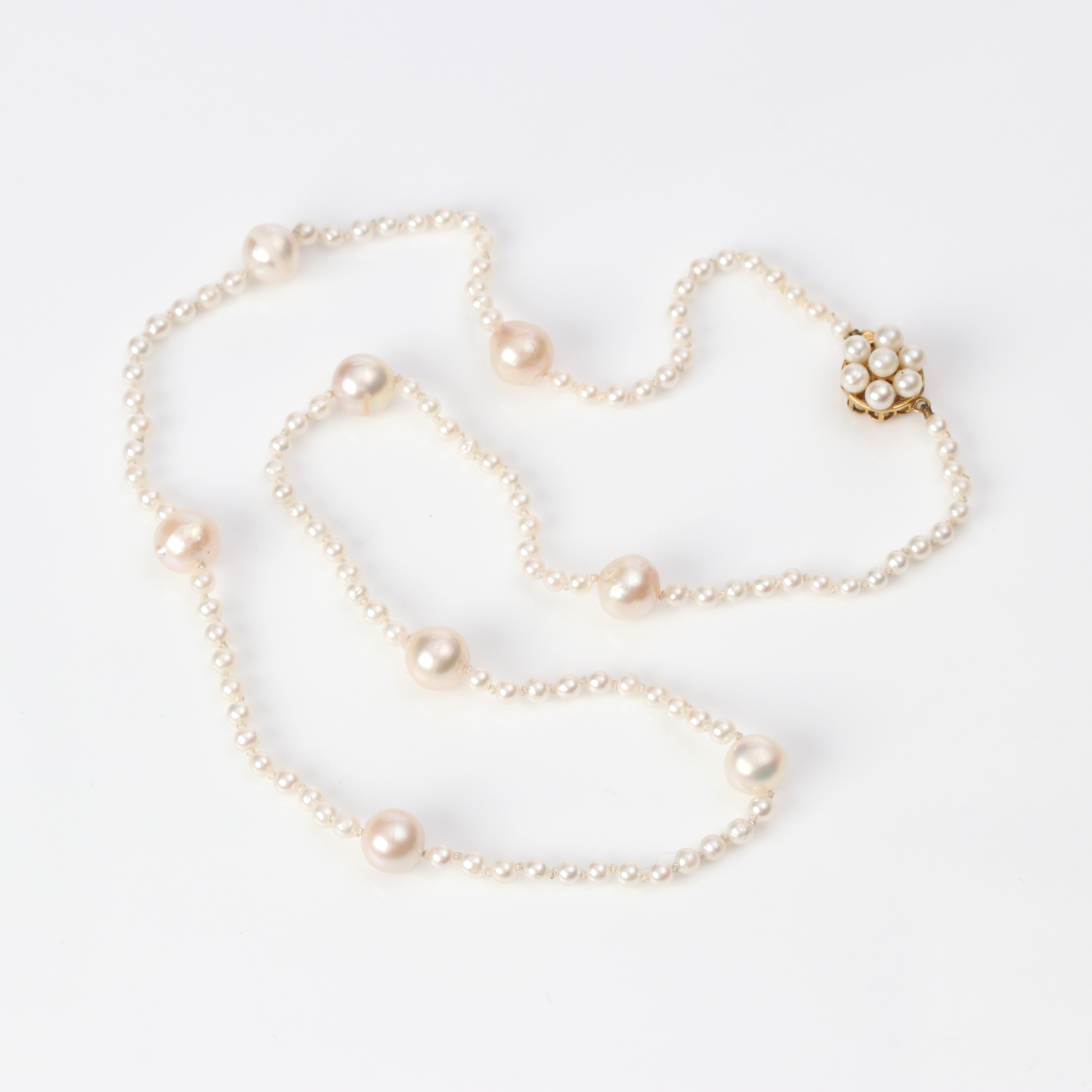 PÄRLCOLLIER. Odlade pärlor med lås i 18k guld.