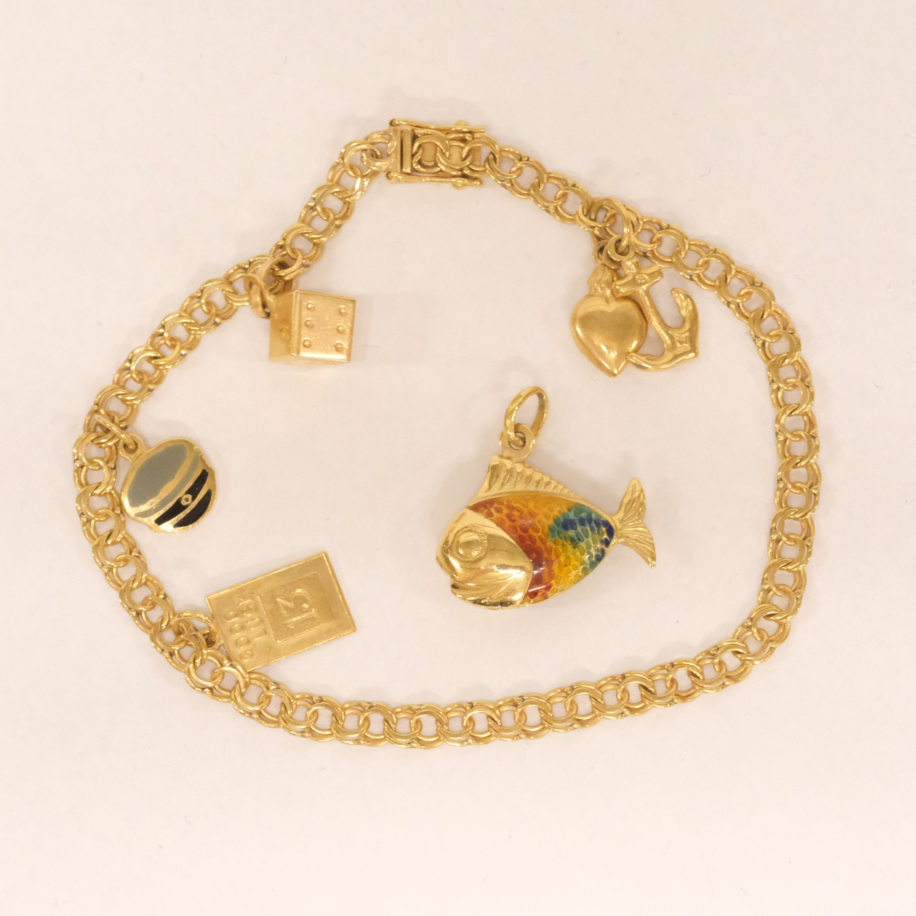 ARMBAND MED BERLOCKER, 18K GULD SAMT HÄNGE.