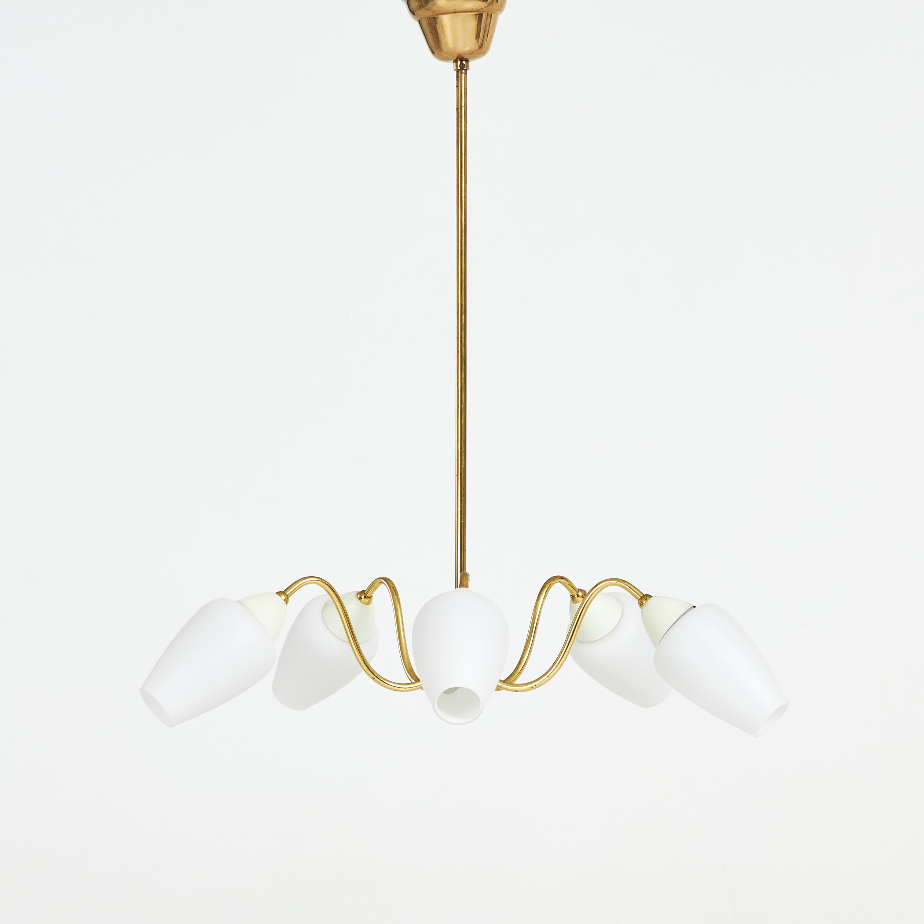 TAKARMATUR, 1900-talets mitt, 5 ljuspunkter, stomme av mässing, kupor av opakt glas.