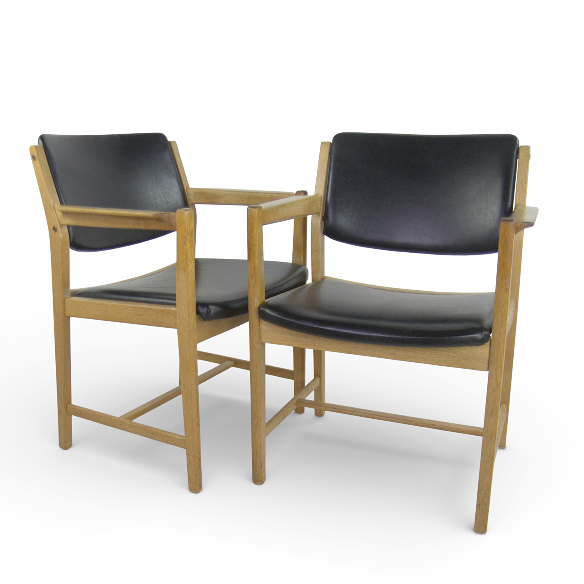 KARMSTOLAR, ett par, stomme av ek, klädsel av läderimitation, 1960/70-tal.