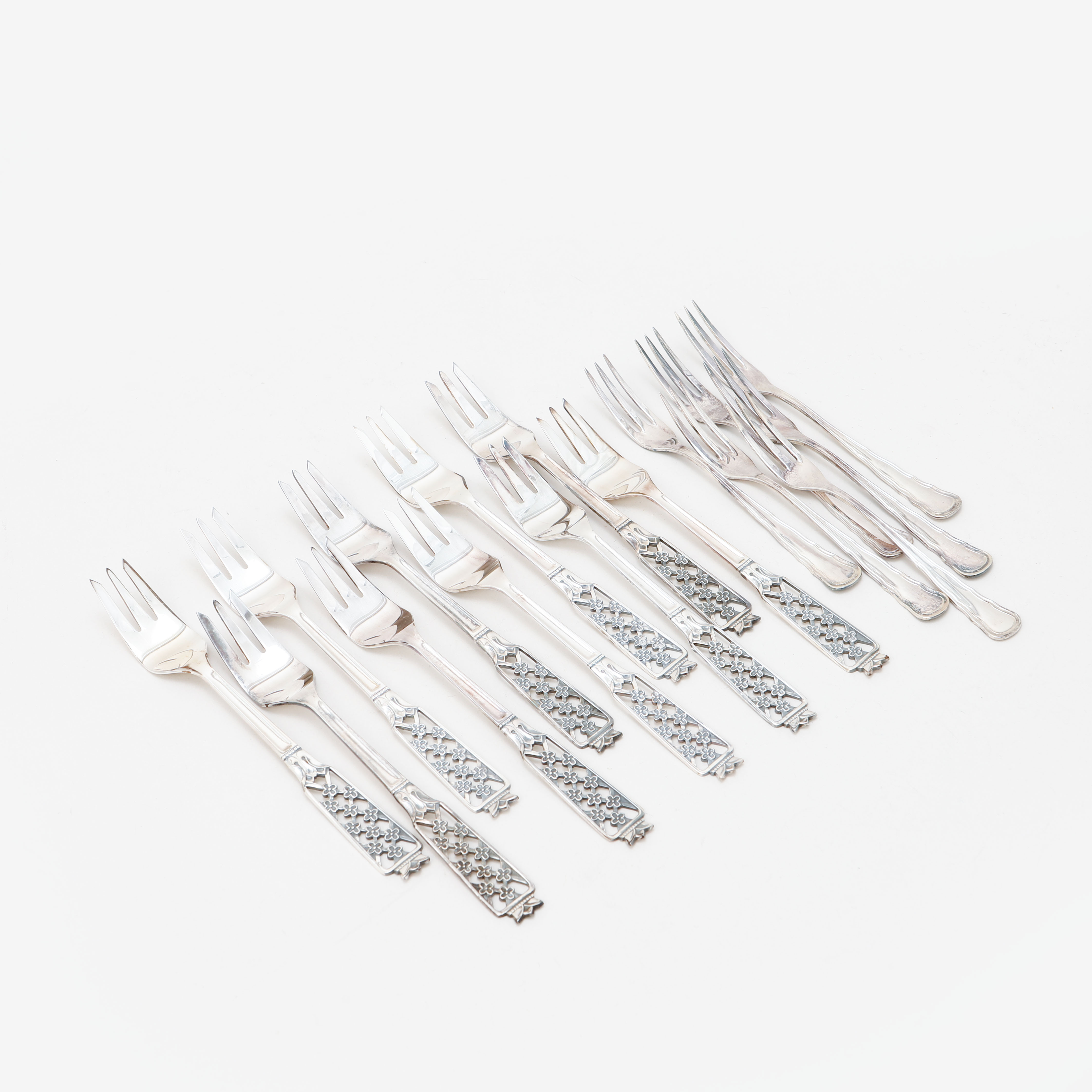 TÅRT OCH SILLGAFFLAR, 16 st, silver, vikt ca 265 gram.