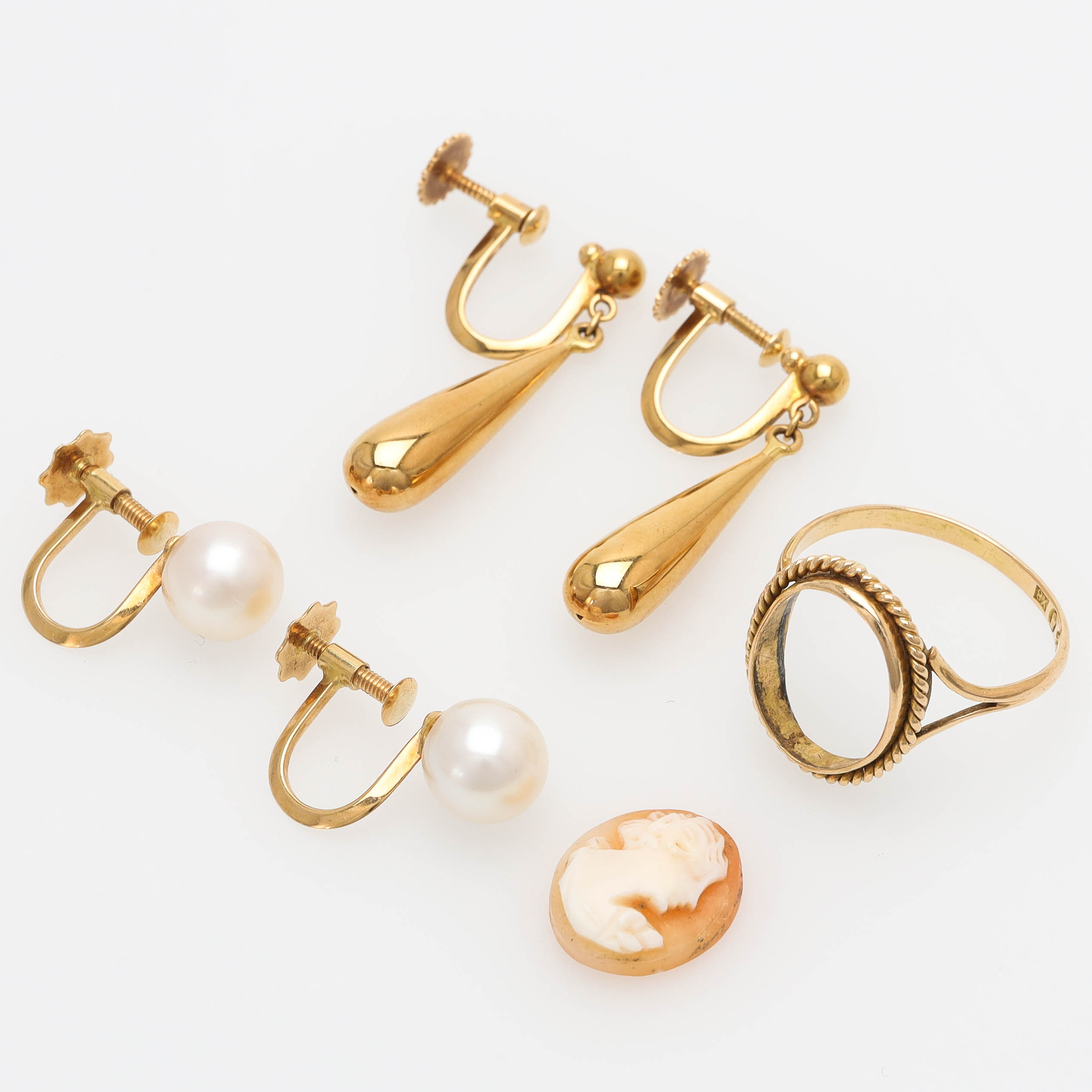 ÖRHÄNGEN samt RINGSKENA, 5 delar, 18 k guld, odlade saltvattenspärlor samt snäckskalscamé.