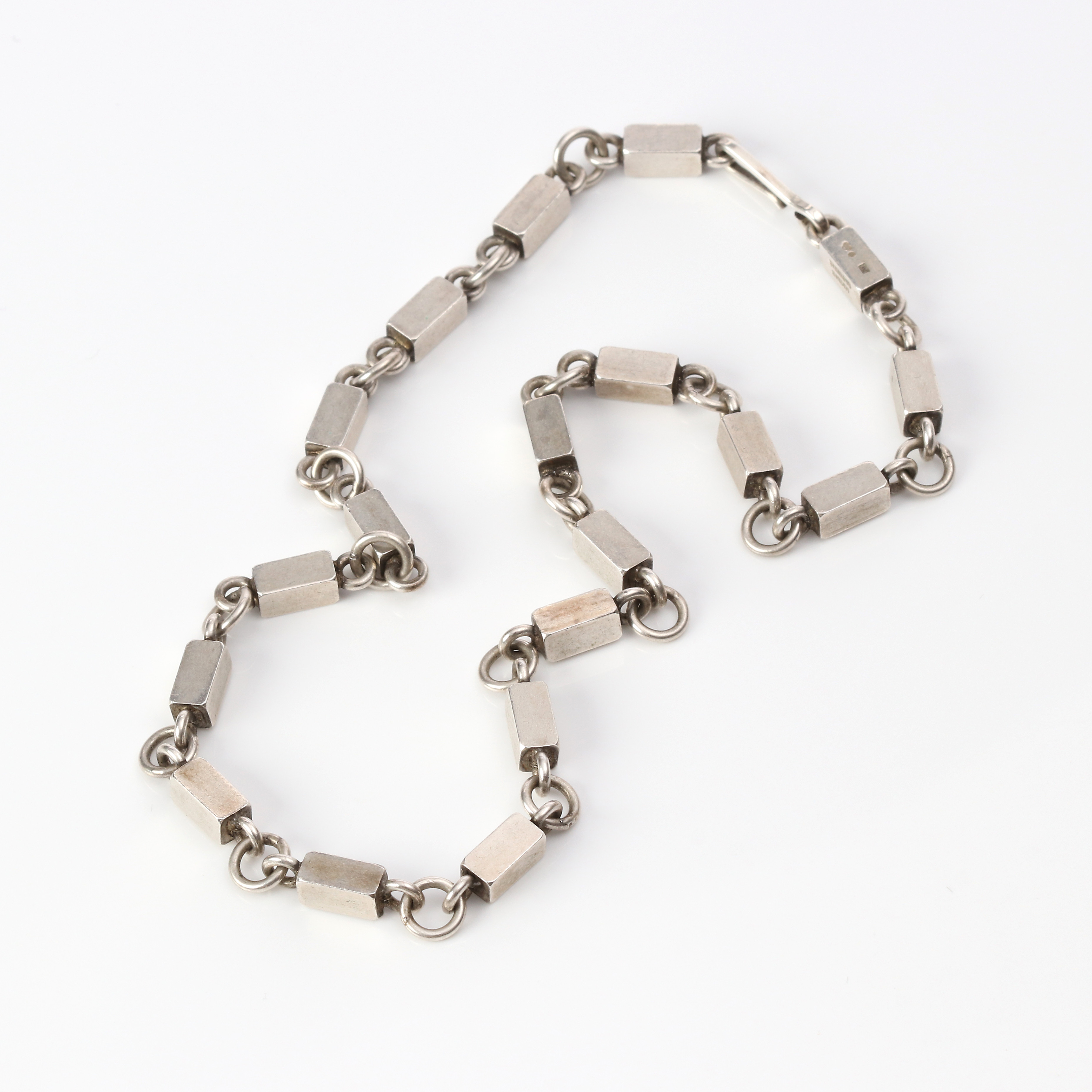 WIWEN NILSSON. COLLIER. Sterlingsilver, stämpelsignerat Wiwen Nilsson, Lund 1964.