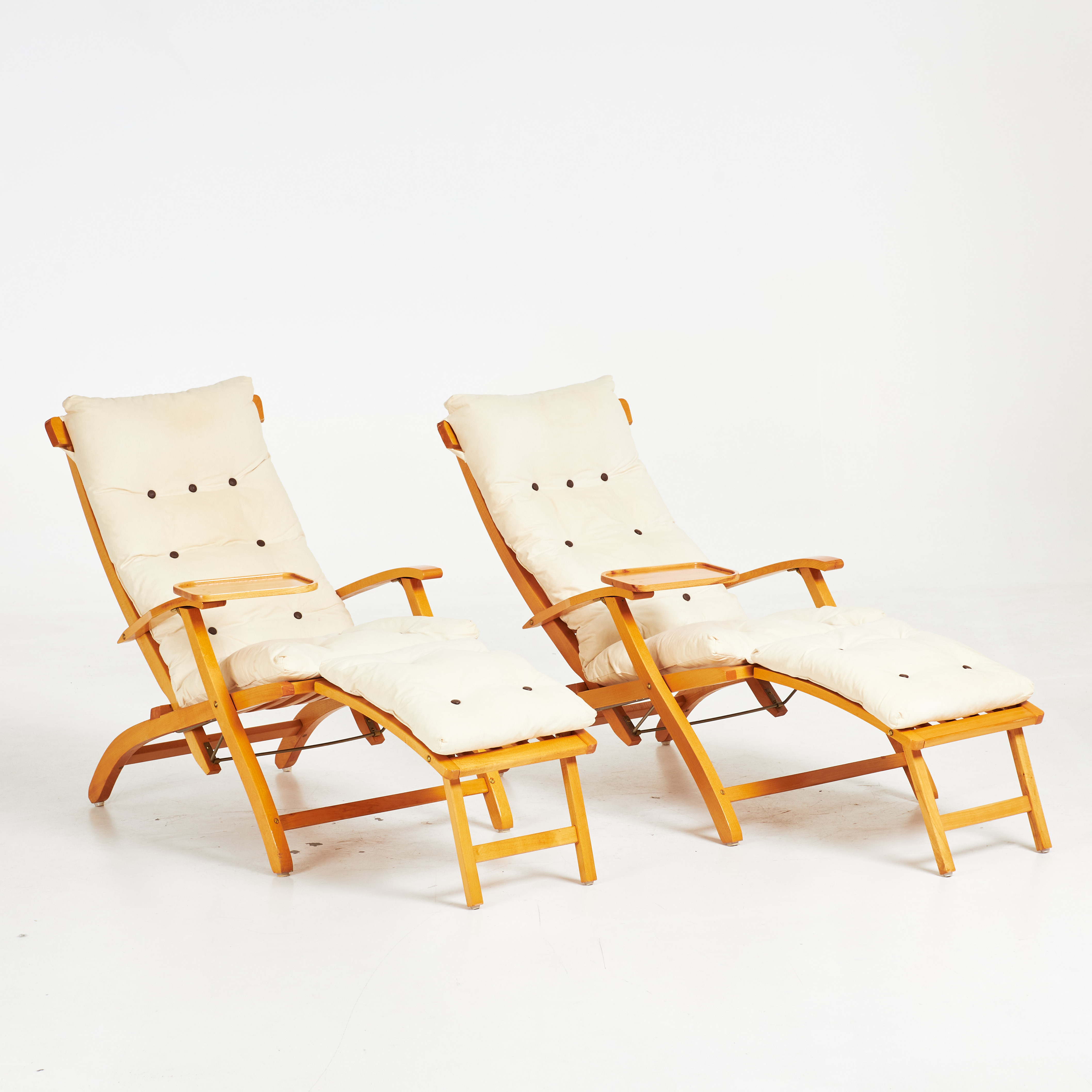 DÄCKSTOLAR, 1-par, Brogrens, med bricka på armlän, beiga dynor, hoppfällbara, brännmärkta.