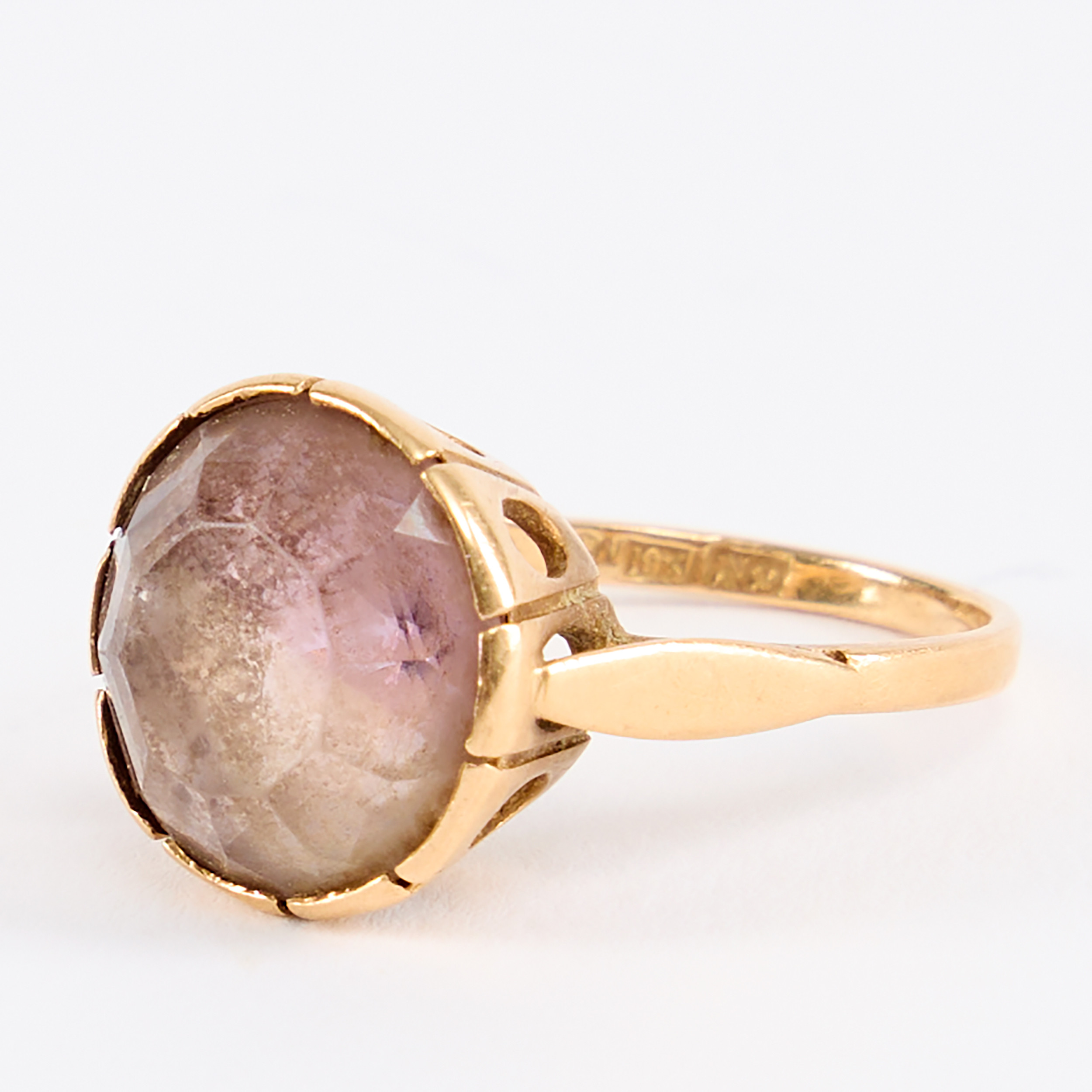 RING, guld 18K, med syntetisk lila sten.