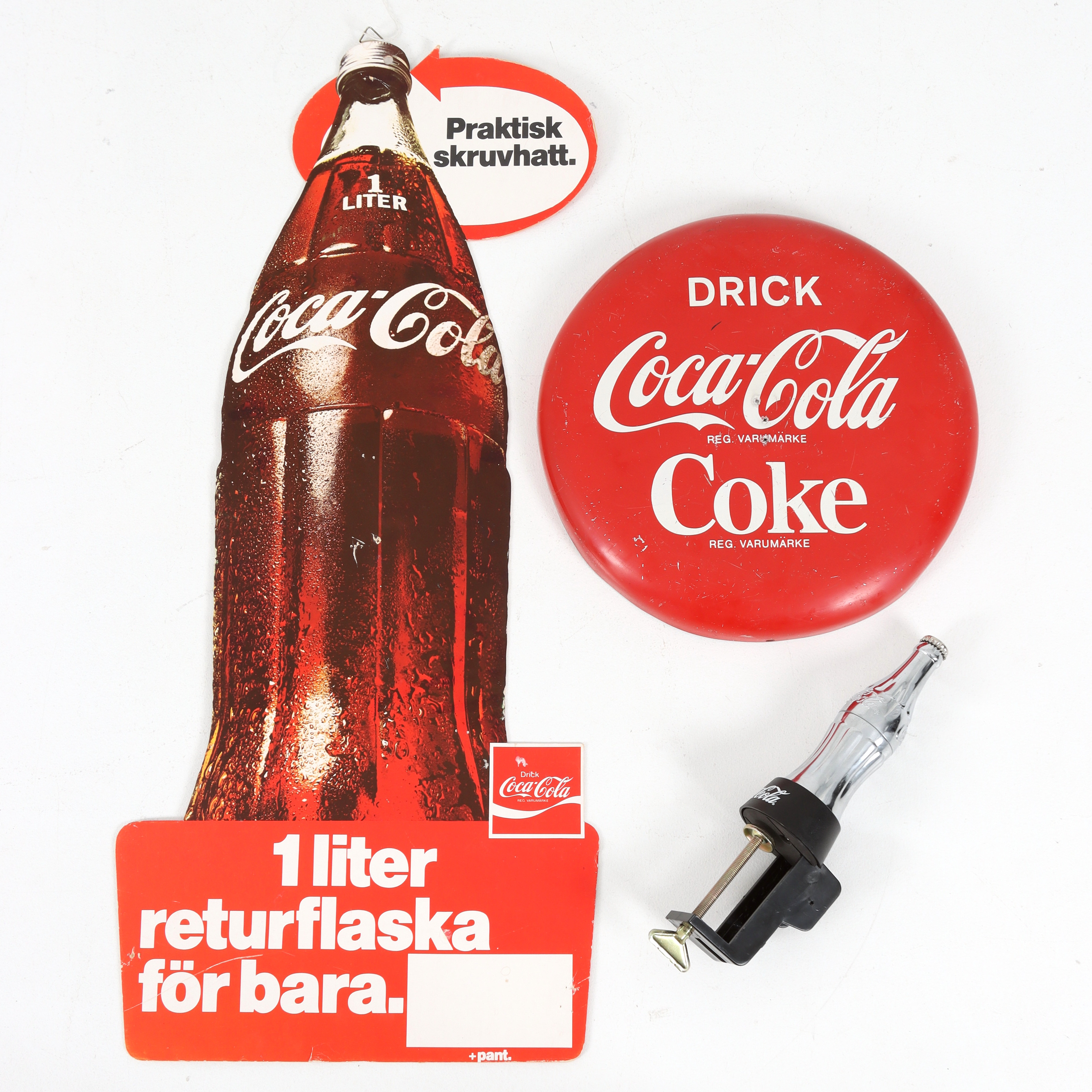 REKLAMARTIKLAR 3 st, "Coca Cola", skyltar och kapsylöppnare, 1900-talets andra del.