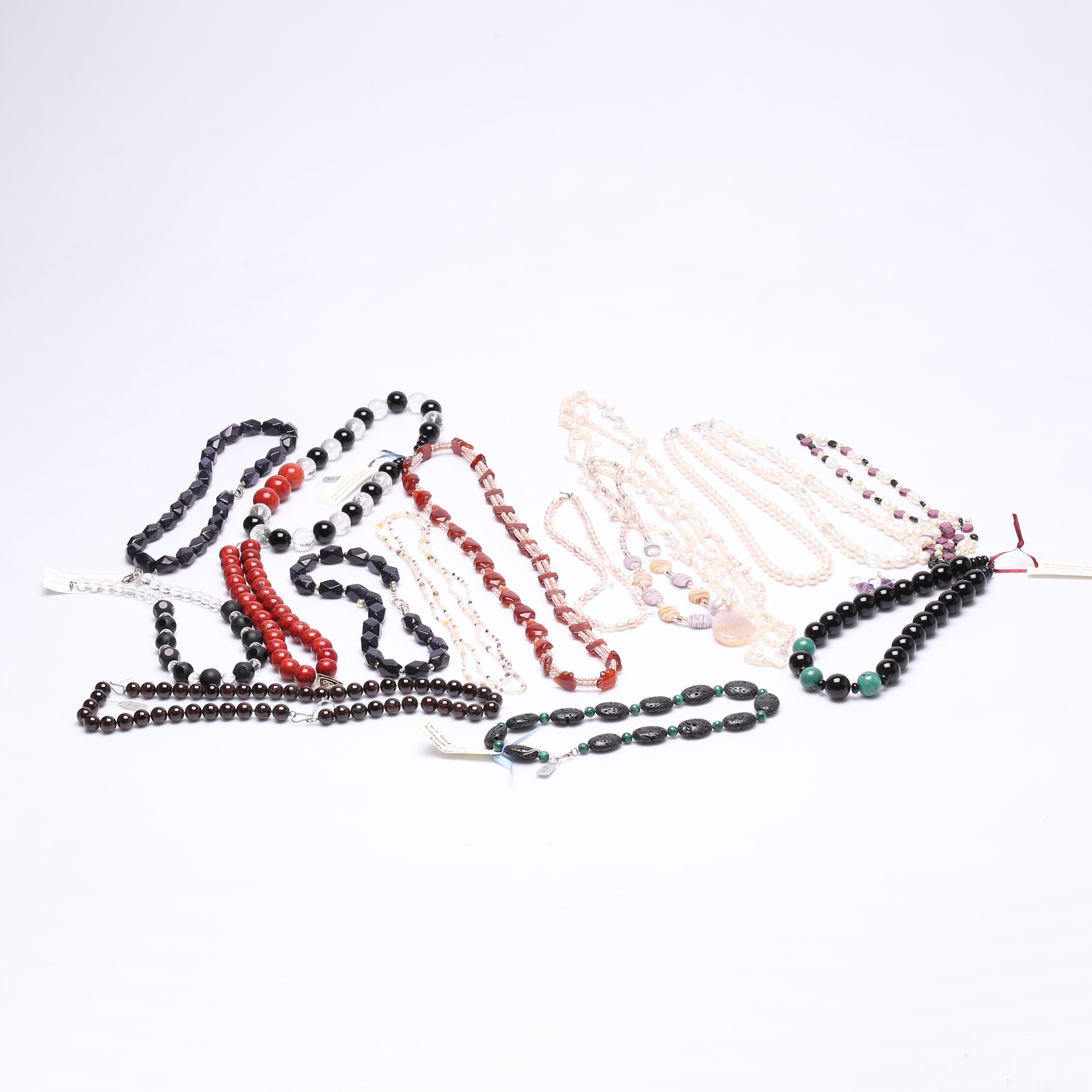 COLLIER, 10 st, glas och ädelstenar, bl.a. med hakar/lås av silver.