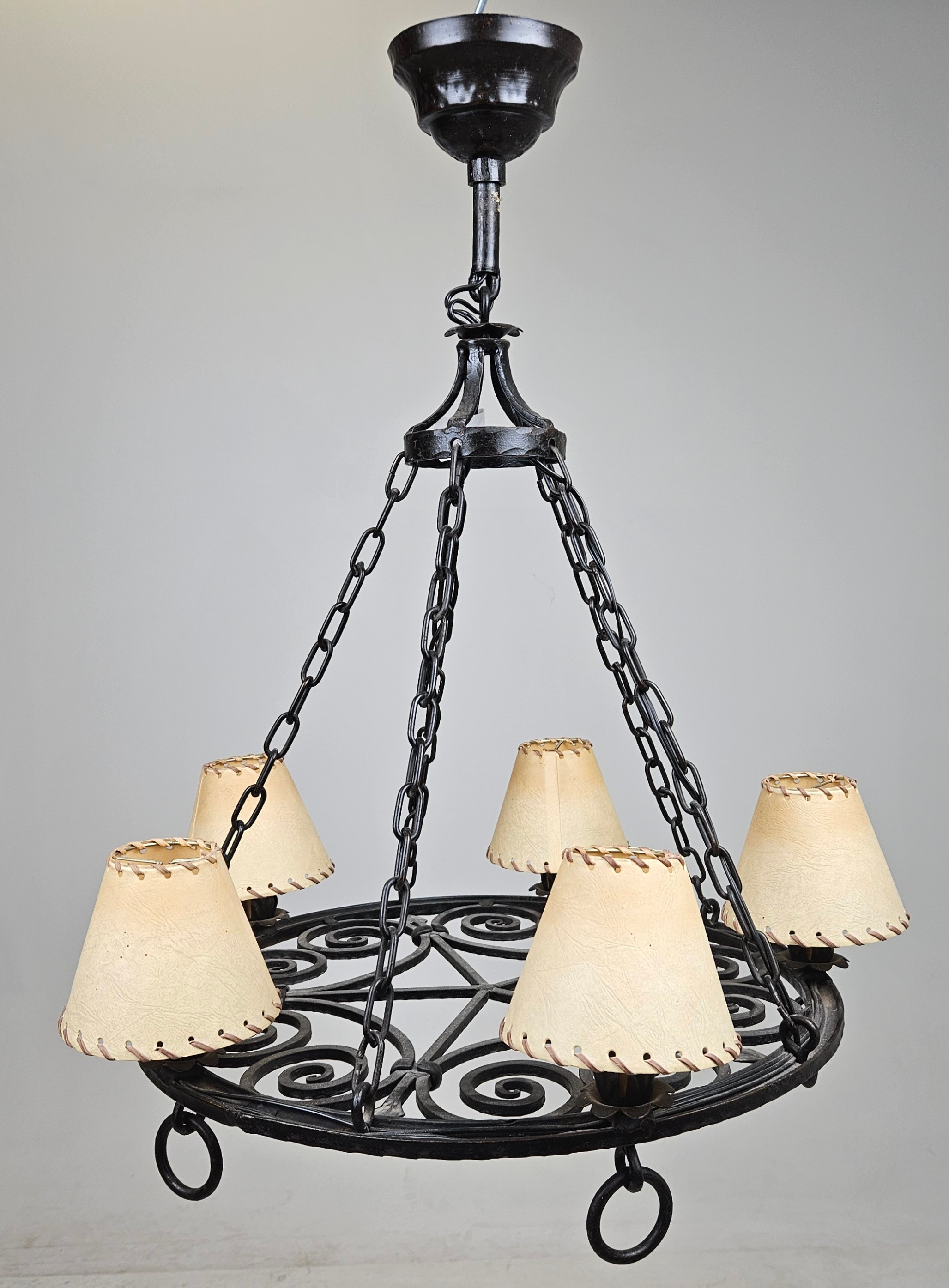 TAKLAMPA, smide, gotisk stil, 1900-talets första hälft, höjd ca. 83 cm.