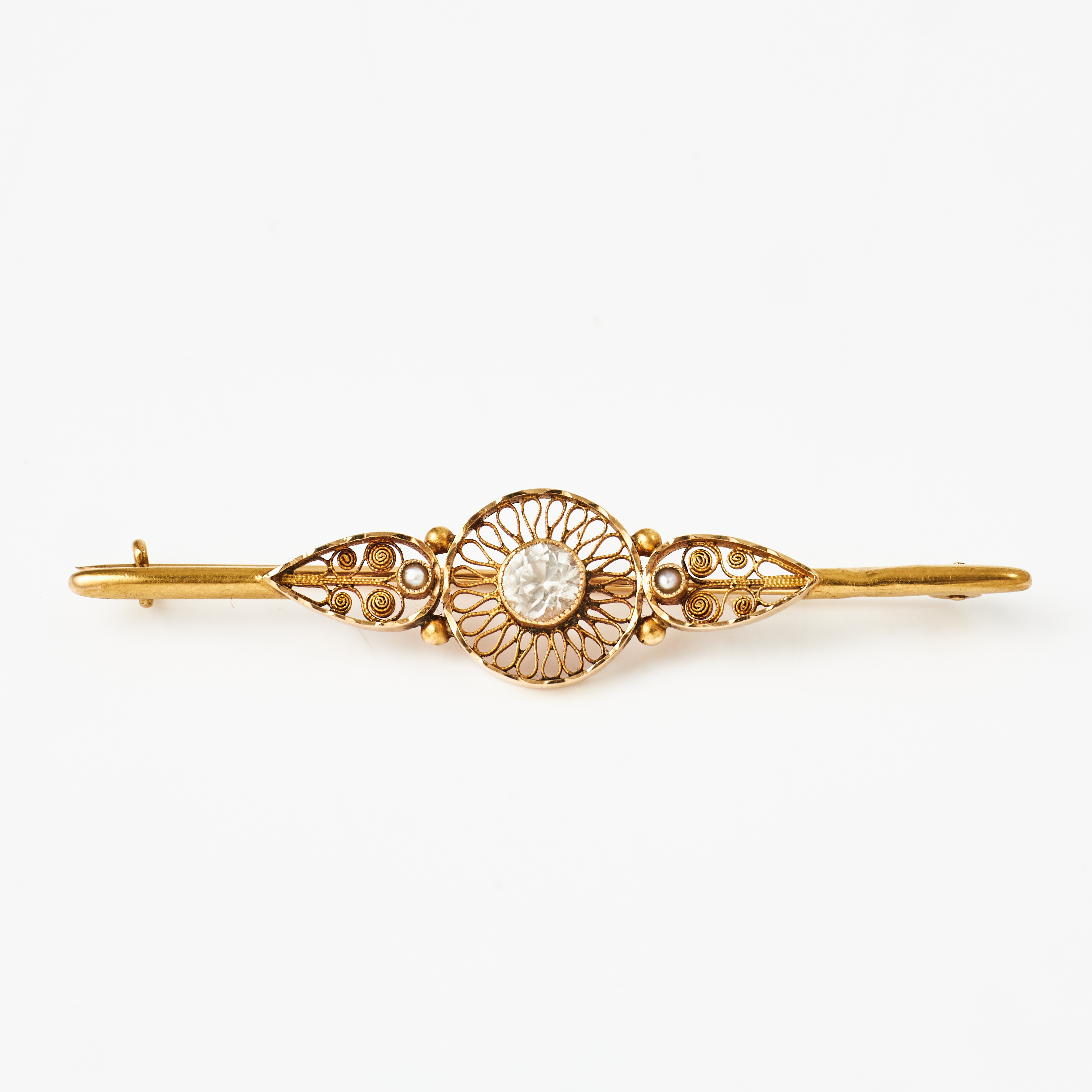 BROSCH, 18 k guld, filigranarbete, dekor med 2 orientaliska pärlor samt fasettslipad vit sten, Gustaf Dahlgren & Co, Malmö 1911.