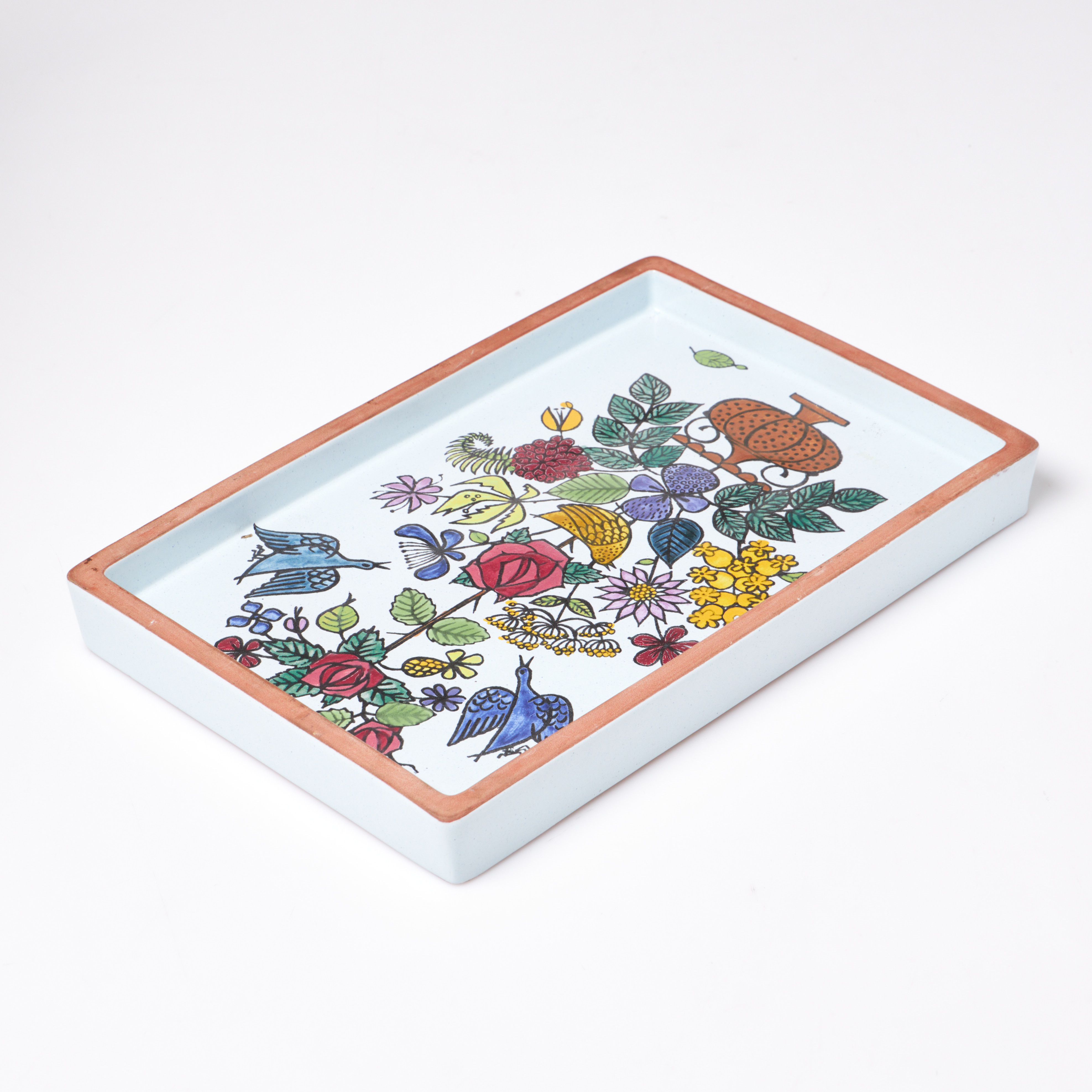 STIG LINDBERG. fat, fajans, dekor av blommor och fåglar, Gustavsberg, signerad med studiohanden.