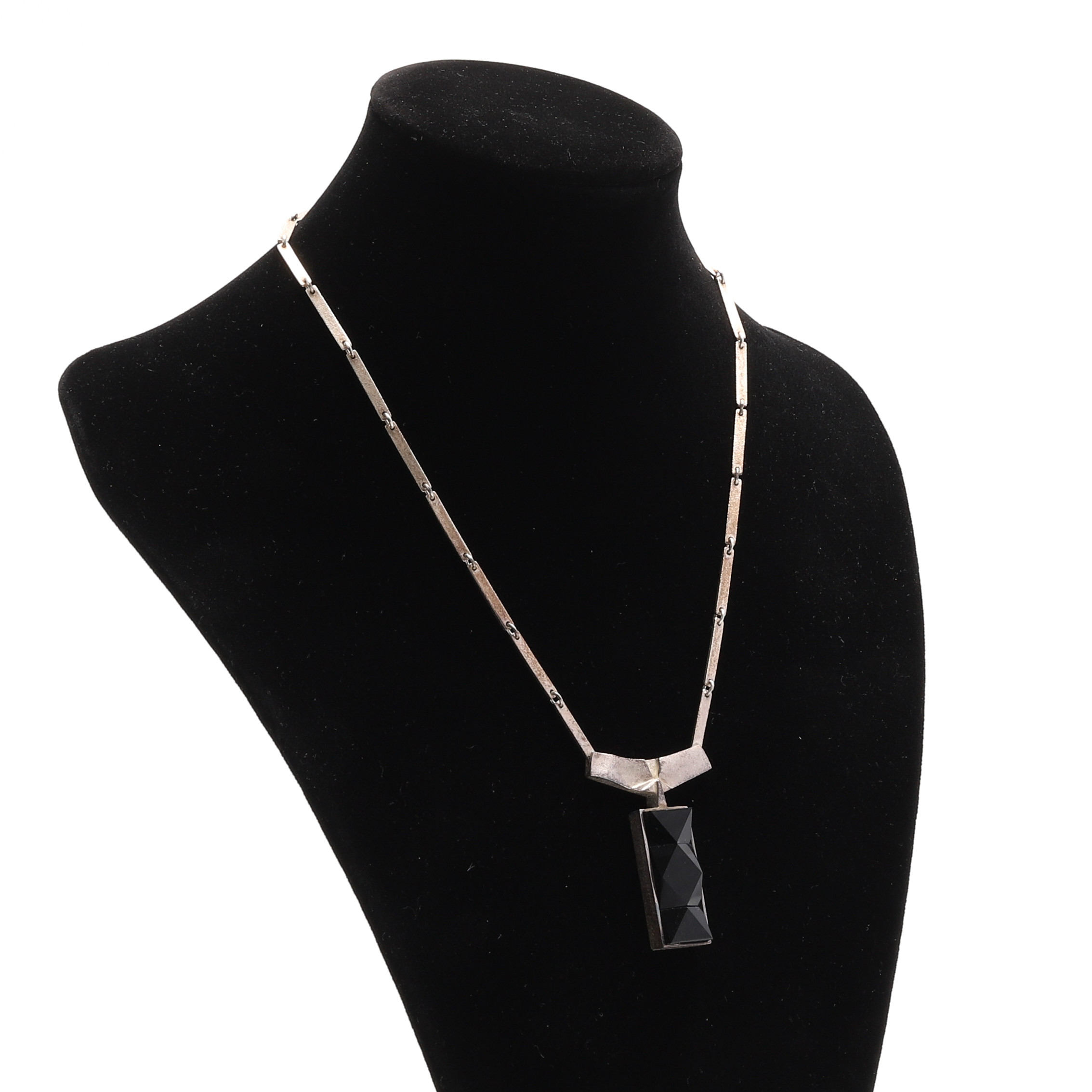 BJÖRN WECKSTRÖM, "Abetone", halsband, sterlingsilver, fasettslipad onyx för Lapponia, Helsingfors 2007.