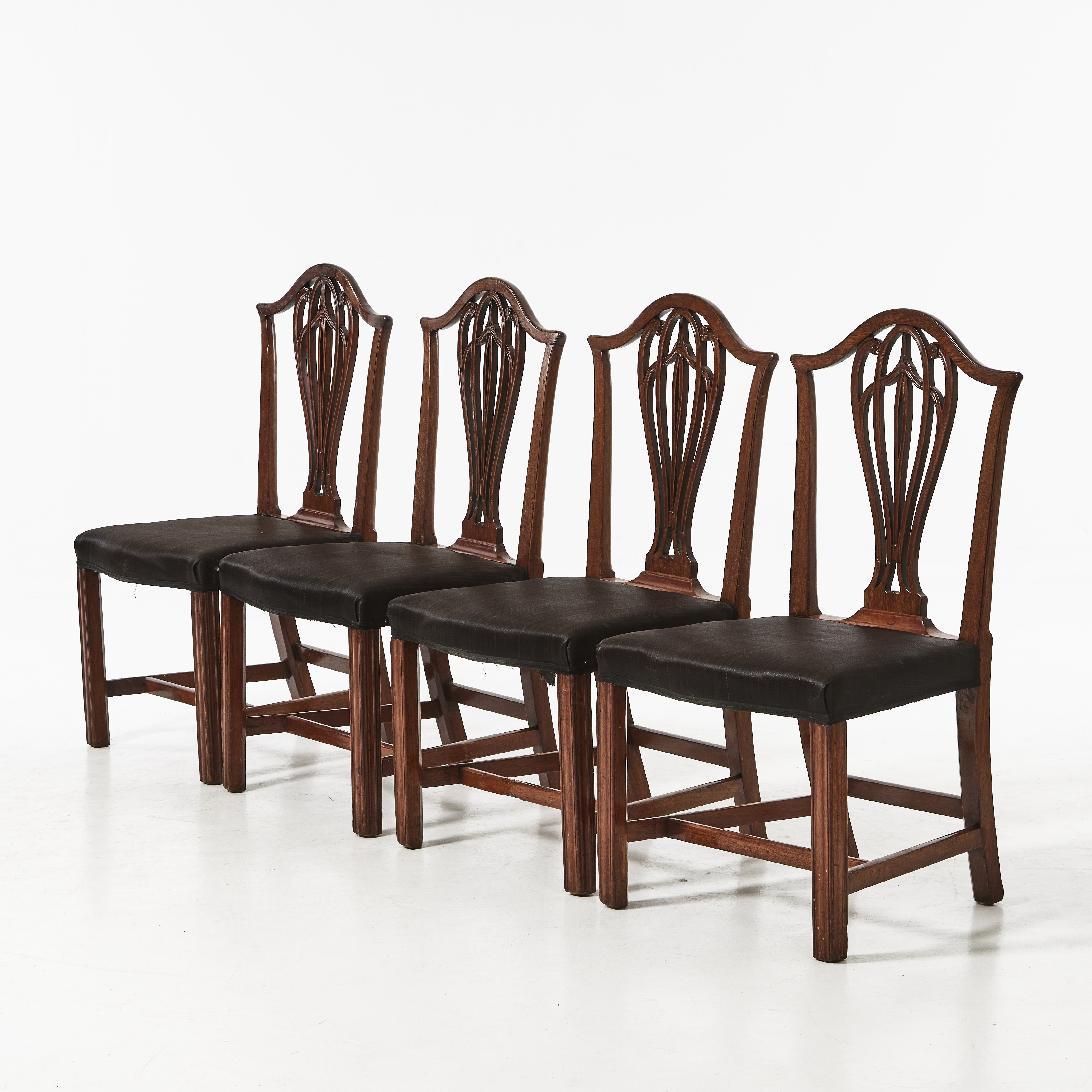MATSALSSTOLAR, 4 st, 1800-tal, Chippendales-stil, massiv mahogny, träskuren dekor, England.