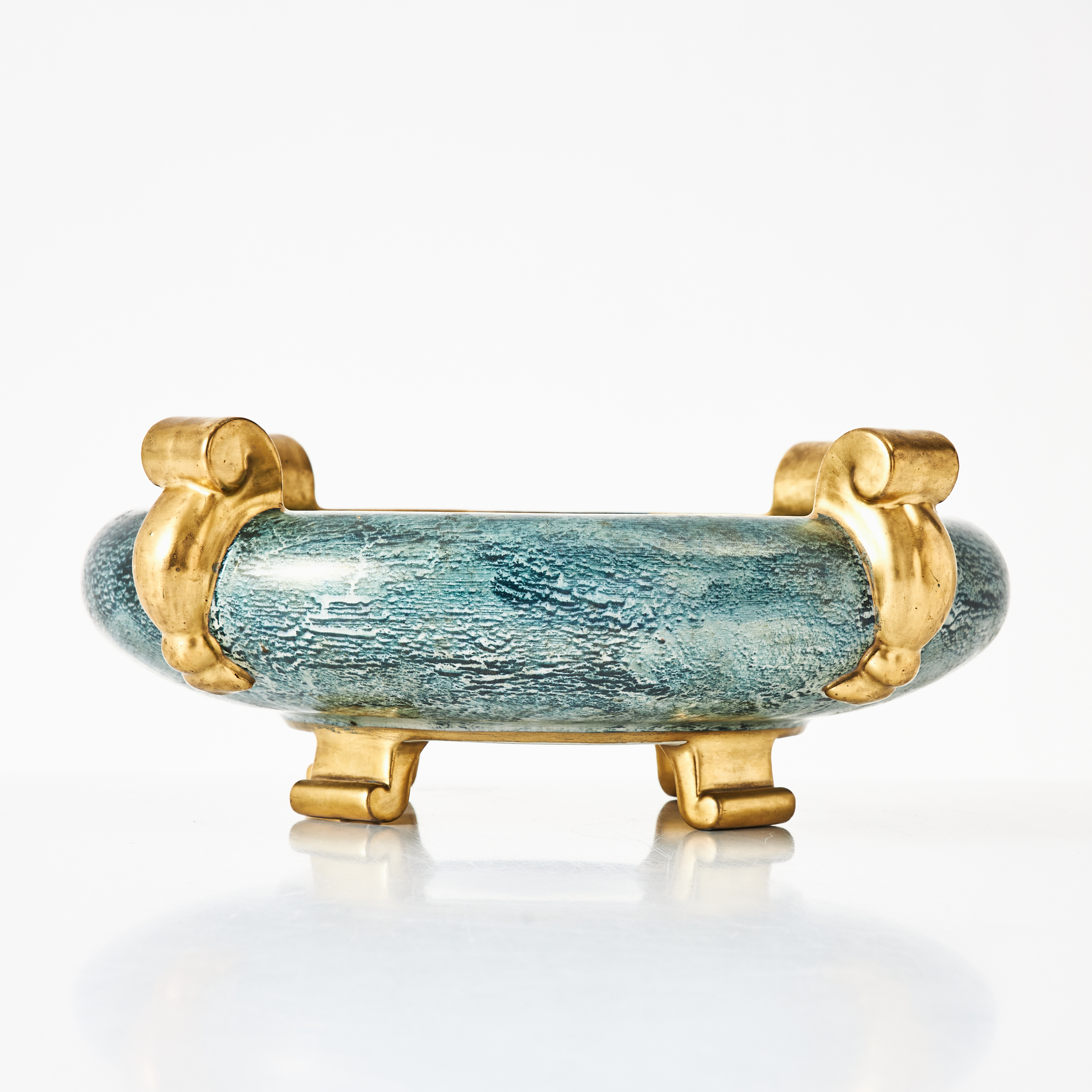 JOSEF EKBERG. Skålfat, flintgods, Gustavsberg, 1930, lysterglasyr med dekor i guld, på tassar.