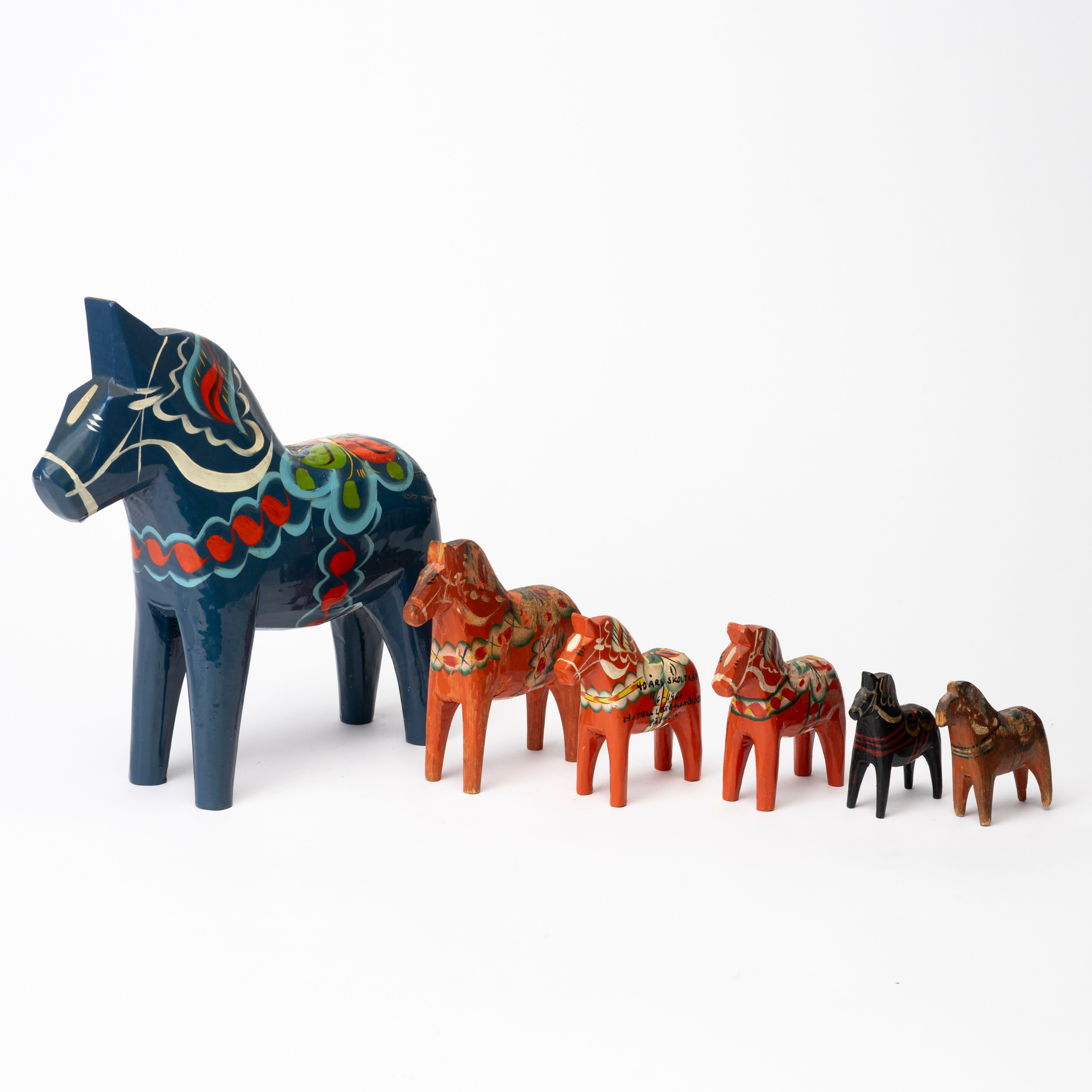 DALAHÄSTAR, 6 st, snidat och bemålat trä, 1900-tal.