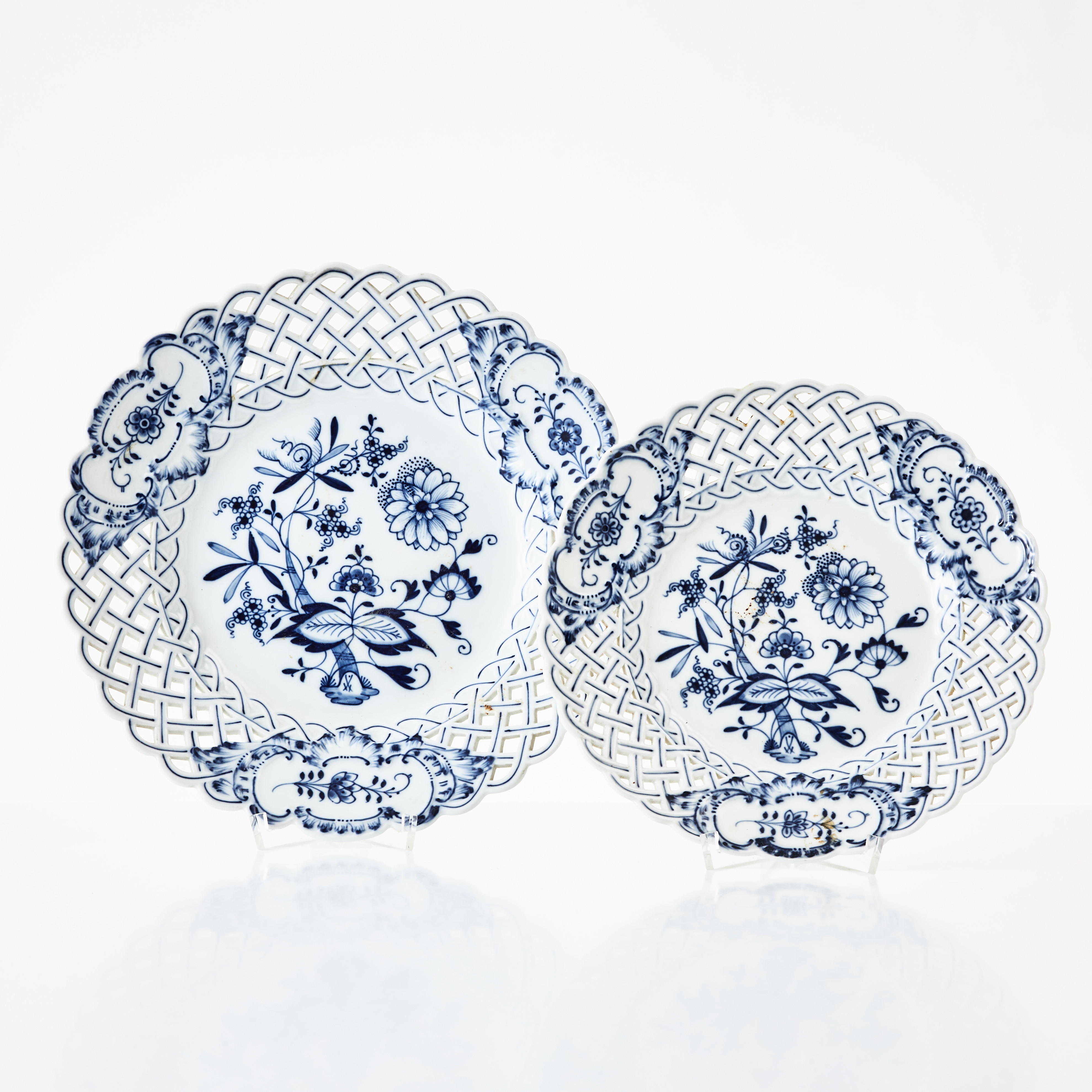 MEISSEN (etabl. 1710), "Lökmönstret", fat, 2 st., porslin, genombrutet brätte, 1900-talets första hälft.