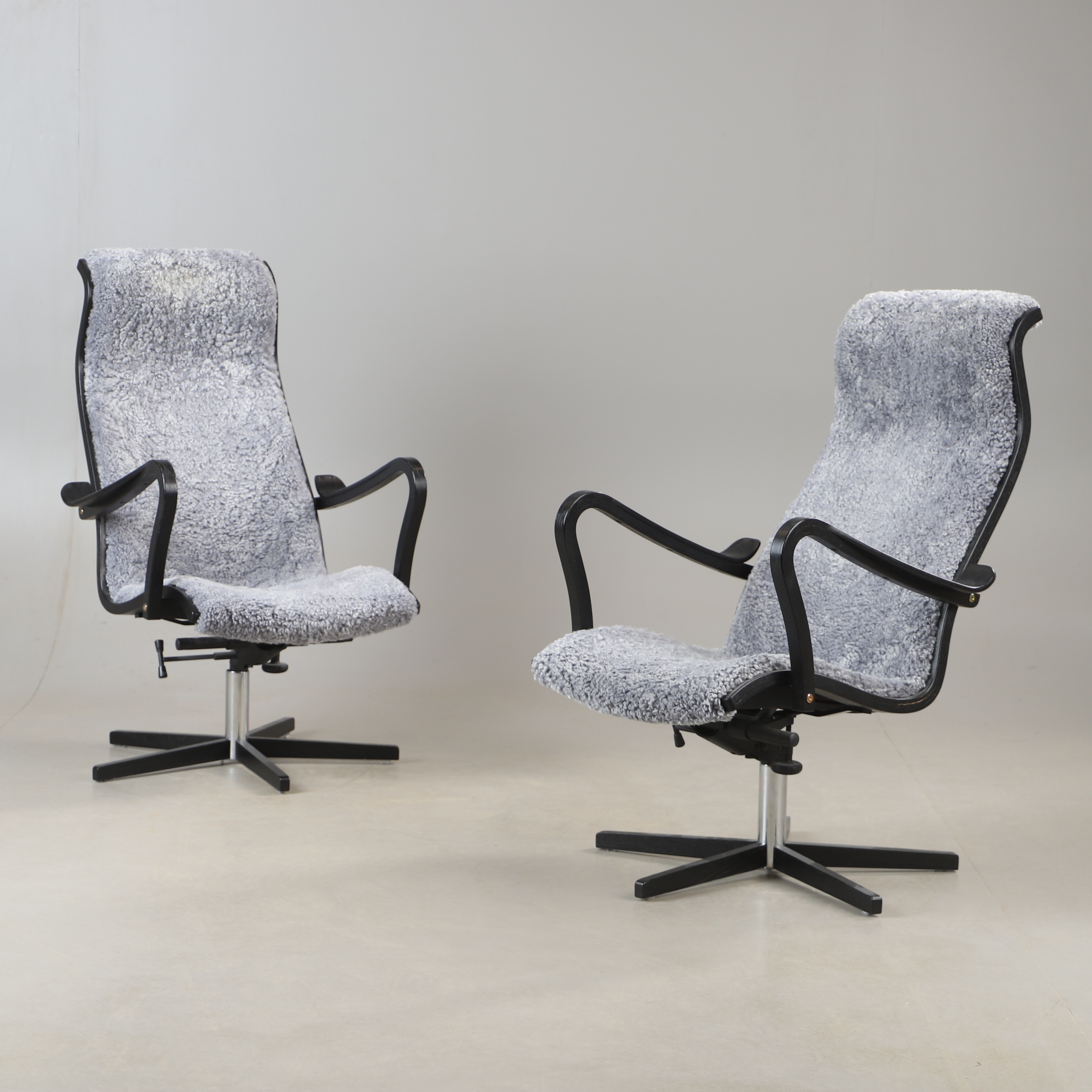 FÅTÖLJER, 1 par, svartlackerade med fårskinnsklädsel, 2010-tal.