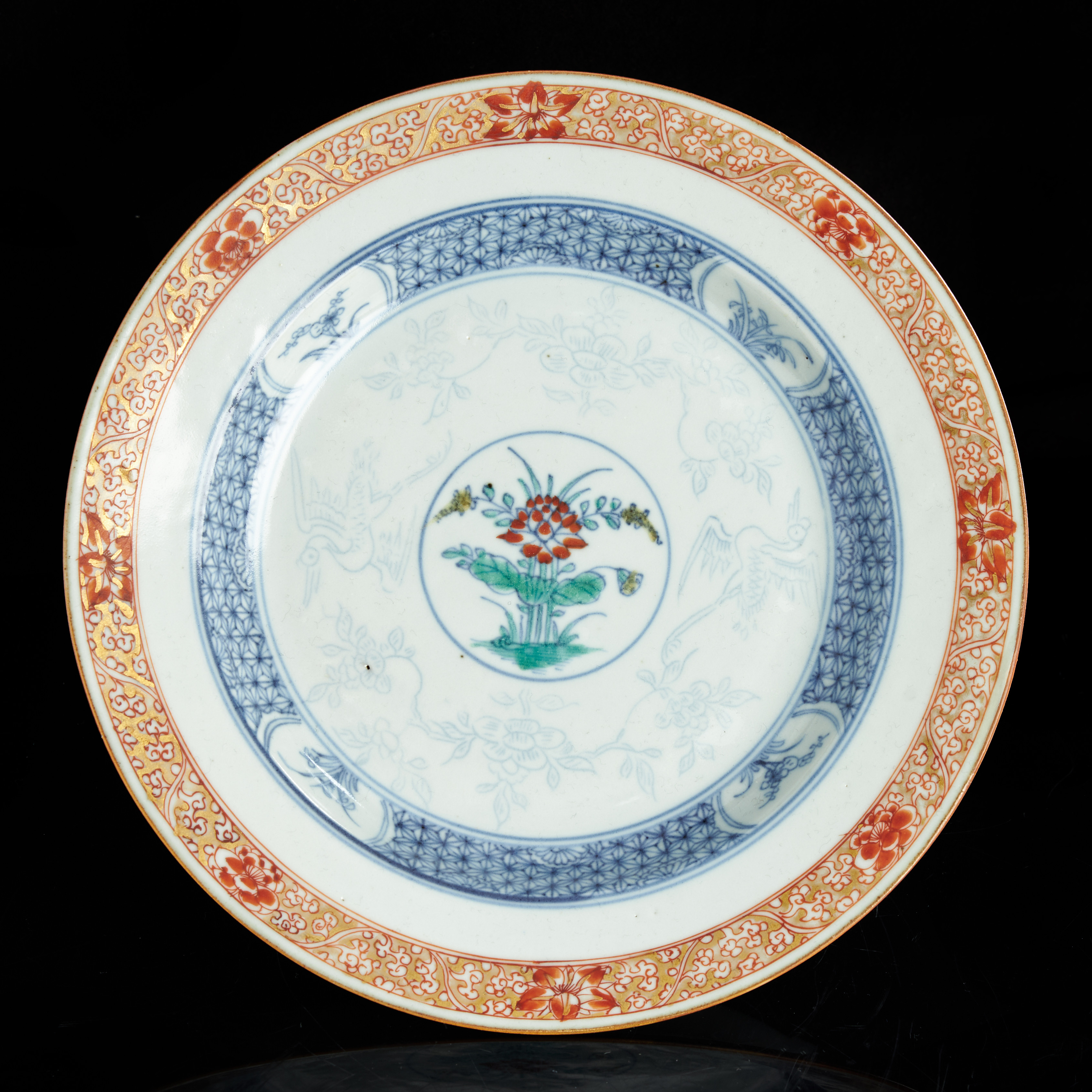 TALLRIK, porslin, Kina, "doucai", med dekor av lotus samt tranor, brättet med järnoxidrött och guld, Yongzheng (1723-1735).